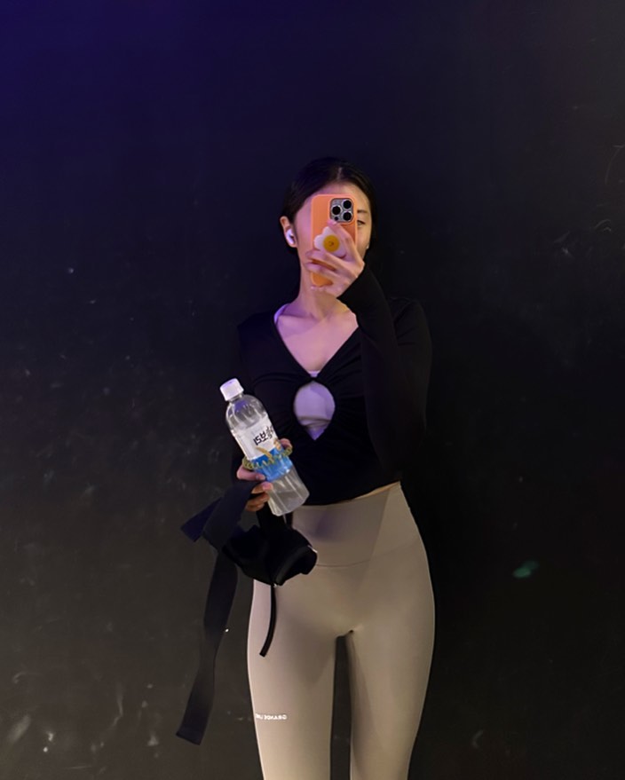 얼마전 긴팔 운동복을 입으신 분보고
괜히 입고 싶어져서 입었지만…!!

긴팔 긴바지는 아직 아니였다고 한..다…
장점 딱하나! 땀이 비오듯 난다😂😂😂
내일은 등이 뻐근하길😜

🩵오늘의 생각
Q. 강아지와 고양이 중에 기르고 싶은 동물은?
A. 강아지!! 아주 애교덩어리 강아지!!
애교가 많다면 고양이도 오케이👌👌

#오운완 #운동하는직장인 #운동하는여자 #운동소통 #운동맞팔 #운동복 #운동기록 #헬린이 #헬스장 #헬린이기록 #운동일기 #헬린이일기 #헬스타그램 #헬스복 #헬스하는여자 #헬스기록 #헬스맞팔 #헬스초보 #헬린이의하루 #직장인취미 #등운동