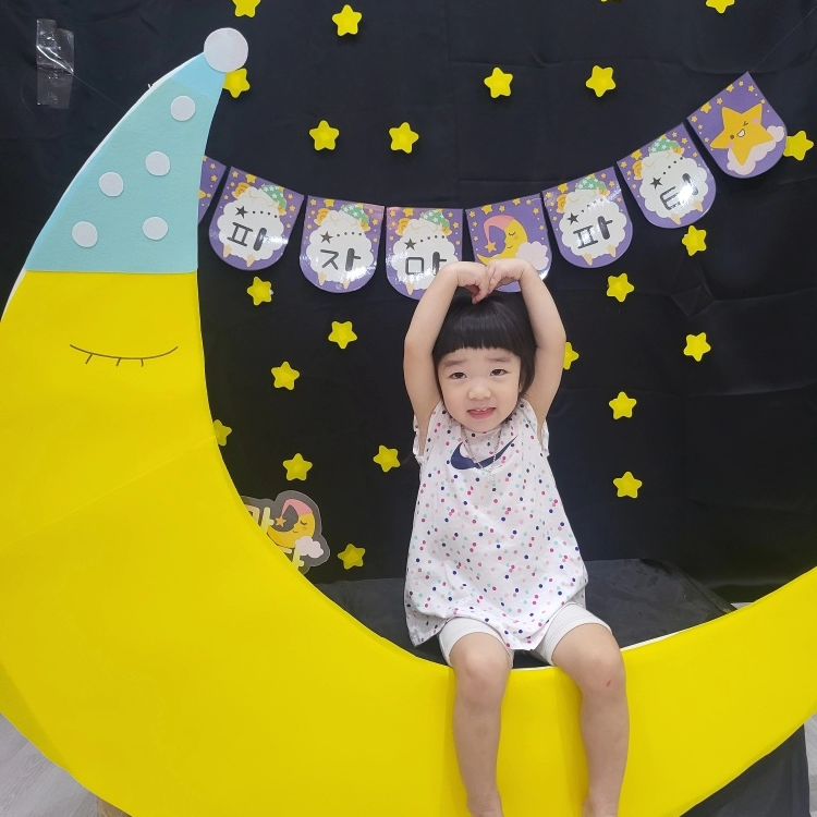 _​​🇬​​​🇬​​🇴​​​​🇲​​🇮​☻
⠀
🔖  July ᰔ

어린이집에서 저녁9시 까지 진행한
#파자마파티 와아아아아~~ㅏㅏㅏ
얼집에서 이런 행사도 하고 !! 최고임👍
살짝 걱정 되긴했는데 아주 잘 놀아준
꼬미🤍 샘들께는 감사해서 아이스크림
쏴악~돌림✌️✌️ 이럴줄 알았으믄 퇴근후 
혼영 이라도 즐길걸 그랬네ㅋㅋㅋㅋㅋㅋ?
#아빠는기가막히게회식이었는데

#엄마가괜한걱정을하고
#대기타고있었구나 ㅋㅋ

#밀린피드
#열심히놀자
#꼬미일상
#기록해주는엄마
⠀ 

⠀