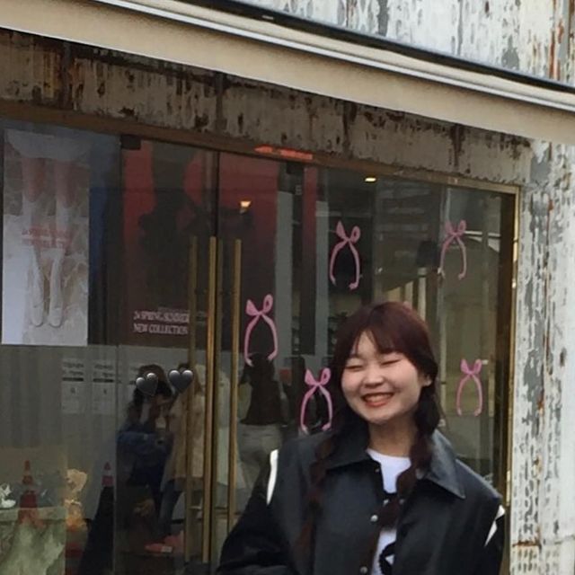  나 연 on Instagram: "#광고 무채색코디 with @1rony9orno_official 바시티레더 🤍🖤
낭낭한 오버핏도 굿! 배색 포인트도 굿!이에요 〰️

#아이러니포르노화이트라인 #아이러니포르노 #아우터 #パン #outer #자켓 #자켓코디 #스웨이드자켓 #바시티자켓 #바시티자켓코디 #leather #데일리룩 #데일리코디"