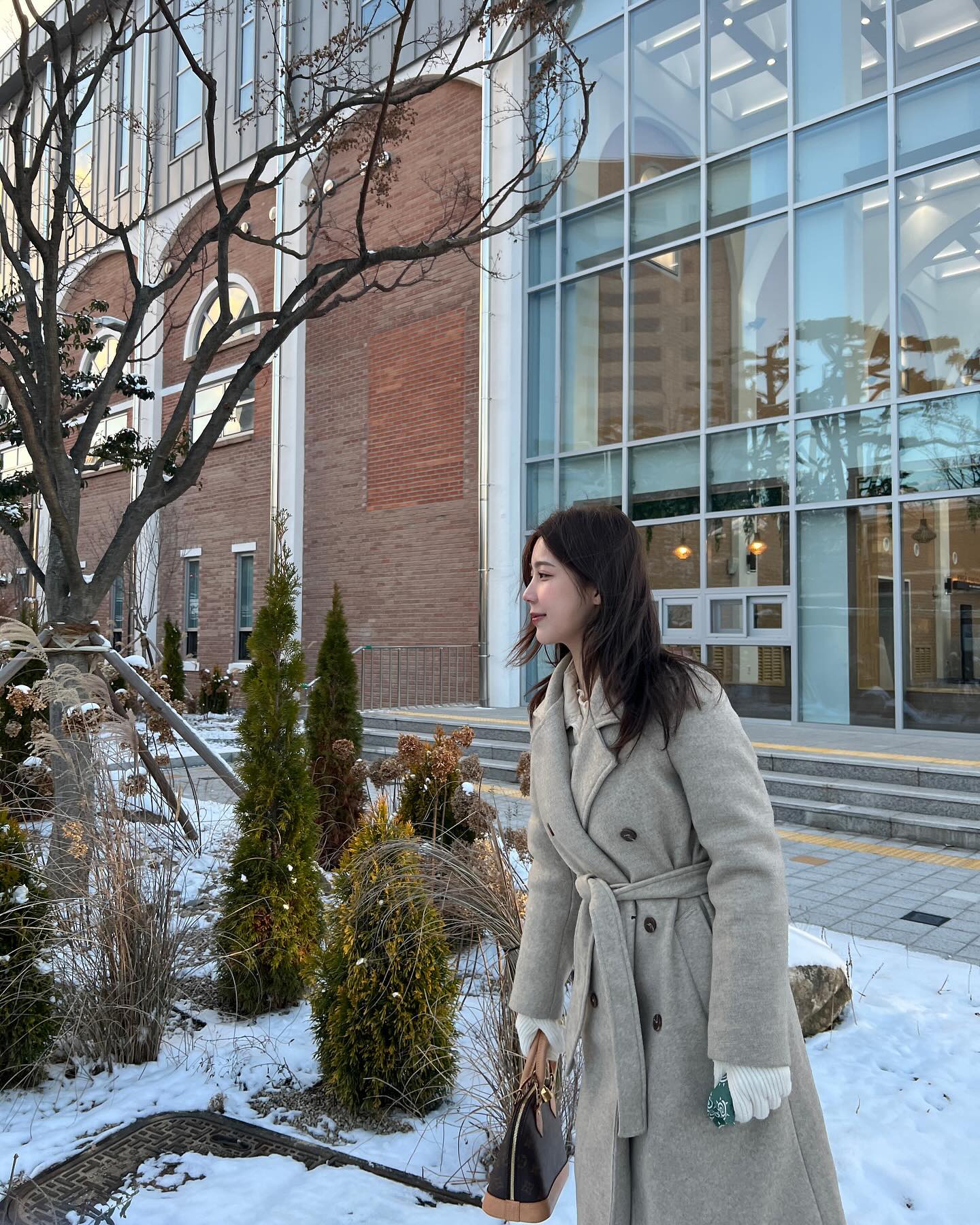 서울에 악기 수리하러 가야하는데 ,,
미루고 미루다 결국 광주행 🫨
오히려 조아 🤍 🤍 🤍
주 중 가장 추운 날이라 히트택 두꺼운 옷 경량패딩 콭흐..
얌지게 입고 갔는데도 넘 추버여 ㅜㅜ
근ㅇ데 겨울 왕국 같ㅇ..ㅏ ❄️