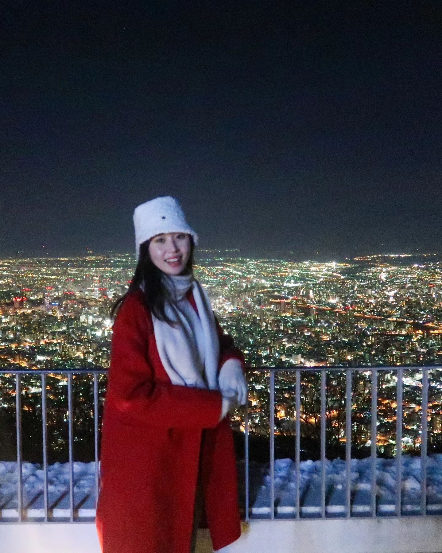 #삿포로여행 사진 하나 둘 올리다가 급 일이 바빠져서 못 올렸는데 시간이 훌쩍 🫠 어느덧 봄이 와서 올리기 조금 민망하지만 ㅋㅋ 그래도 못 올린 사진이 많아서 조금만 올려보려고요 👀

첫 방문 때 날씨가 안 좋아서 흐린 전망 + 눈보라 콤보 맞고 내려갔는데 🥲 아쉬운 마음에 마지막 날 다시 올라가 성공한 #모이와야마전망대 🫶🏻

여기가 일본 3대 야경 명소 중 하나라고 들었는데 진짜 예뻤어요 ✨ 삿포로 시내에서 30분 정도 전차 타면 케이블카 타는 곳 찾아갈 수 있으니까, 일정 여유 있으신 분들은 한 번 들러 보세요 ❤

📌 Mt. Moiwa Peak Observatory

 - 주소 : Moiwa Sancho Station, 1 Moiwayama, Minami Ward, Sapporo, Hokkaido 005-0041

 - 영업시간 : 하계 10:30~22:00 / 동계 : 11:00~22:00 (마지막 상행 21:30)

✔️ 날씨가 안 좋을 때는 안개 때문에 전망이 거의 안 보이니, 유튜브 라이브를 통해 실시간 현장 모습을 먼저 살펴본 뒤 방문하시는 걸 추천해요!

✔️ 산이라서 그런지, 시내보다 훨씬 춥게 느껴졌어요. 따뜻하게 입고 가시는 게 좋아요!