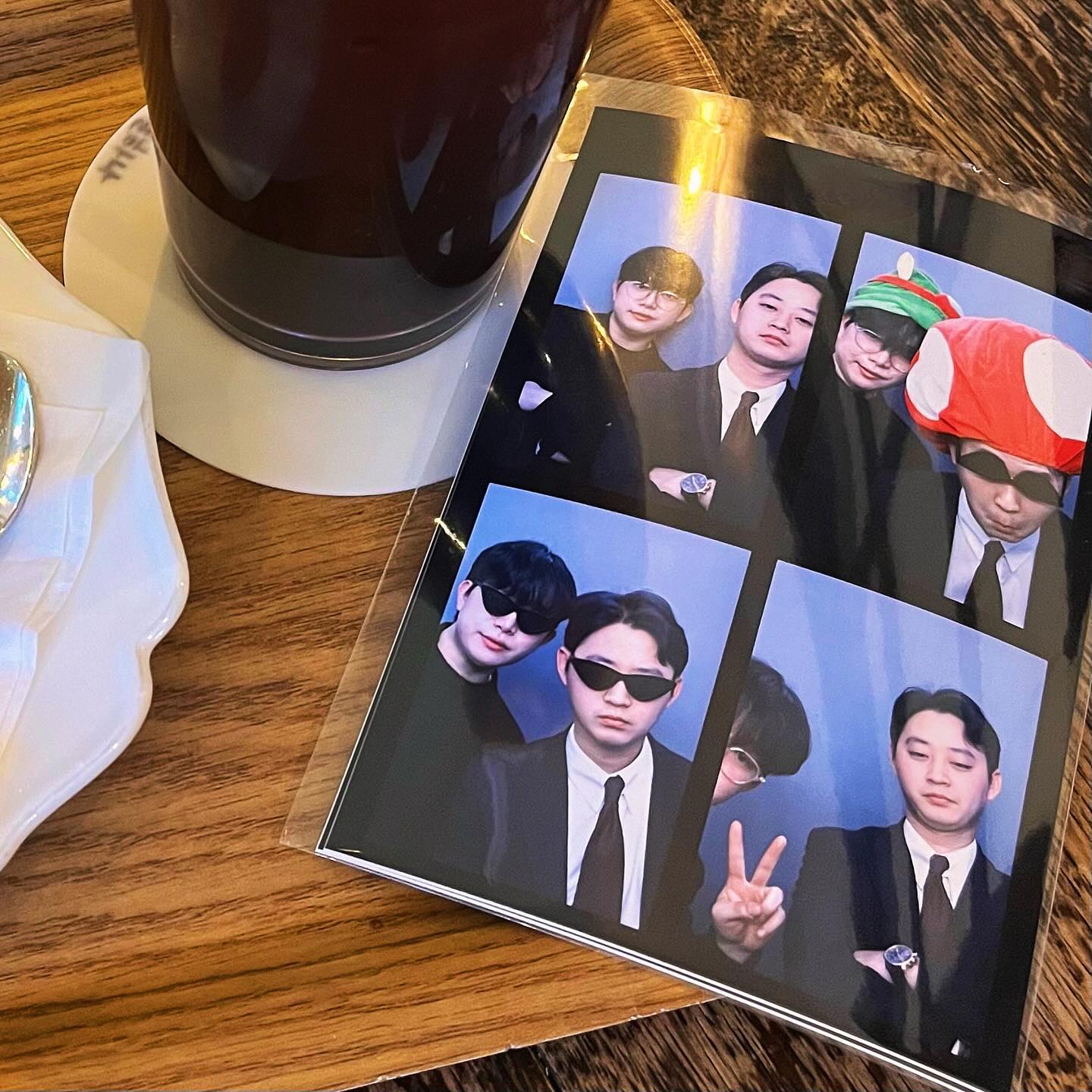 돼지가 되어버린 4월 넷째 주 일상
돈으로도 못 사는 시간을 내어주면 당연시 여기지 말고 그 시간을 소중하게 여겨주길 이런저런 구닥다리 위로와 조언 말고 함께 있는 것 그 만으로도 행복할 줄 아는 사람이길 뷰 좋은 창가에 앉아 비싼 고기에 와인보다는 추리닝 입고 집 근처에서 떡볶이 먹는 순간을 더 즐기는 사람이길 살얼음판을 걸어도 긍정적인 사람이길 상대가 하는 모든 말과 행동을 기억해 주고 귀중히 여겨주길 지친 하루의 끝에 돌아갈 수 있는 사람이길 미워지고 초라해도 감싸 안을 줄 아는 넓은 마음이길