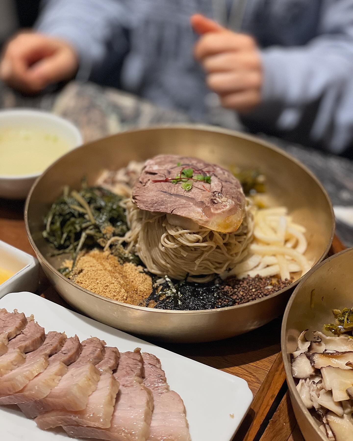 제주메밀의 맛을 담은 평양냉면 맛집, 강남 #광평 🍜

서관면 김인복 쉐프님이 낸 맛집으로, 
서관면옥 스타일의 #골동냉면 과 #순메밀물냉면이 
대표적인 음식인 곳이에요! 
제육이나 수육 말고는 찾기 힘든 조합인
평양냉면에 달콤 쫀득한 수육이 아주 훌륭한 조합이었답니다 👏🏻
차갑고 슴슴한 메밀 국수에 두툼하고 달콤한 수육이 찰떡이었어요~!
그 맛있다던 전복김치는 4~5명정도 같이 가야 안남기고 먹을것 같아서 
다음에 시켜보기로 했는데, 기본으로 나오는 고기의 양도 많고 
손 많이 갈것같은 찬들도 다양해서 맛있게 먹고 온 것 같아요🤍

제주메밀 특유의 투박한 식감이 
골동냉면의 맛을 더 잘 살려주는 것 같아서, 평양냉면 매니아라면
한 번 쯤 방문해볼만한 곳 인 것 같아요~🍜
직장인 점심한끼로 절대 가벼운 가격이 아니지만,
깔끔한 음식이 땡길때 만족스러운 한 끼가 될 것 같아요🤍

#강남역맛집 #광평 #육개장맛집 #광평평양 
#평양냉면 #강남맛집 #또간집