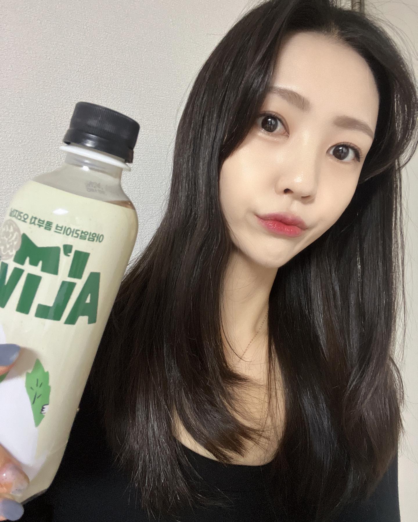 #협찬 
❤️🧡I’M ALIVE콤부차💛💚

콤부차하면 예전부터 아임얼라이브🙌

✔️운동 전후 또는 식후에 섭취시 배변 및 소화 활동에 구우우욷!👍👀

✔️타 콤부차와 다르게 발효원액 99.14% 함유로 효과,효능 up!!

✔️유기농 재료로 안심하고 섭취가능

✔️병 패키지 & 패트병 패키지로 휴대성도 up!!

✔️맛은 시중 콤부차는 달기만 한데 확실히 건강도 챙길 수 있는 맛이라 저는 완전 호😍무엇보다 화장실 잘가요…🤍

#아임얼라이브콤부차 #아임얼라이브 #발효원액콤부차 #콤부차발효원액 #유기농콤부차 #imalivekombucha #selfie #selca #얼스타그램 #협찬환영 #먹방스타그램 #제품촬영 #instagood #instadaily #memesdaily #model #콤부차 #건강식품 #콤부차추천 #좋아요반사 #좋반 #일상 #일상소통 #소통환영 #lfl #likesforlike #foody #loveislove