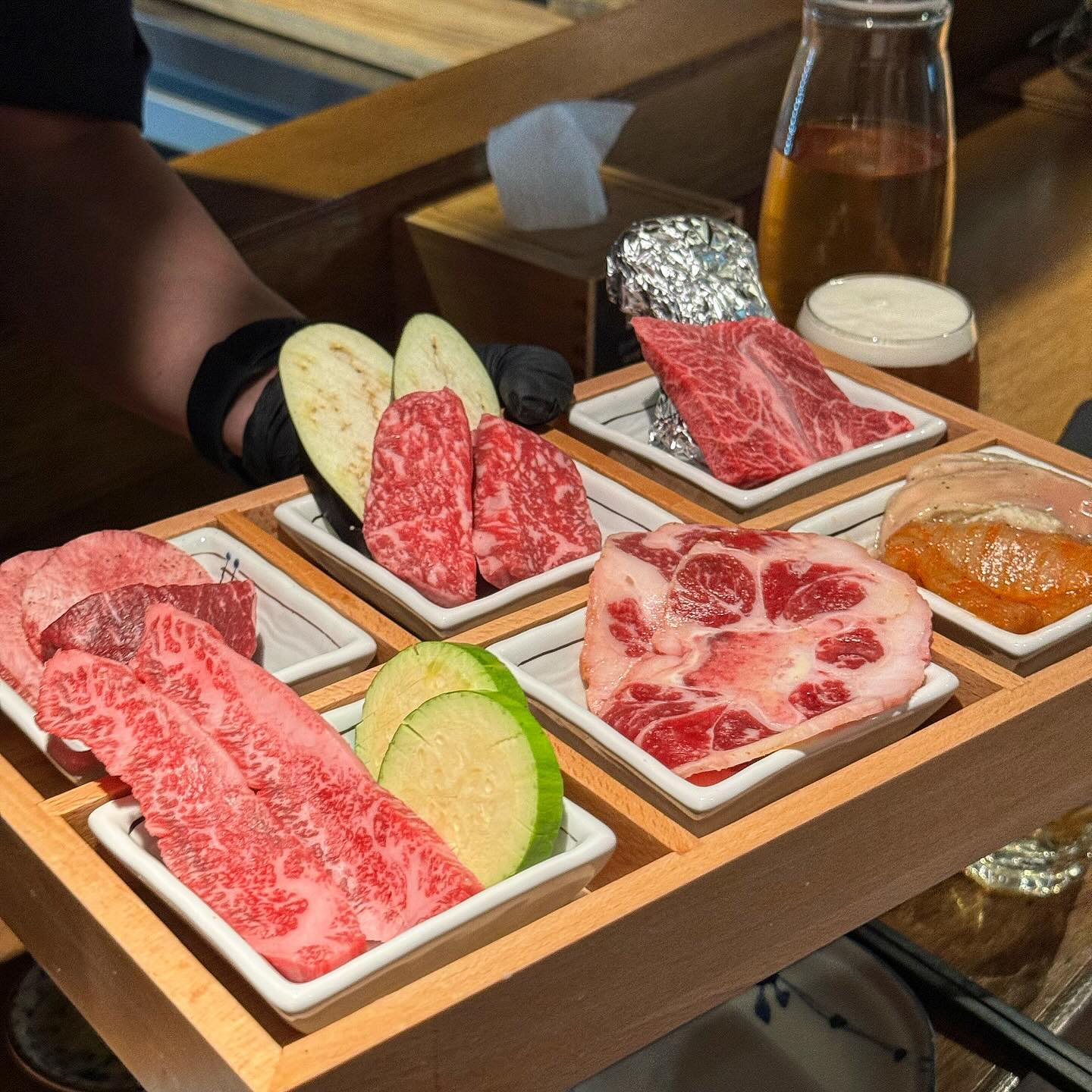 #협찬 특별한 날 방문하기 좋은 우시야 방이점🥩
송파나루역에 위치한 우마카세 맛집이에요!
외부부터 깔끔한데 내부는 고깃집인데도 냄새도 안나고
연기도 없이 너무 분위기 좋고 깨끗했어요 ㅎㅎ
옷걸이도 마련되어 있어서 옷 걸고 우마카세 시작 ! 
우설이랑 소꼬리 특수부위도 있는데 너무 맛있더라구용

직원분이 하나하나 설명해주시고 맛있게 구워주셔서 
저흰 먹기만 하면 돼용 기념일에 방문하면 분위기 있고 
넘 좋을듯☺️
고기 부위를 다 먹으면 솥밥이랑 김치찌개가 나오는데 이게 또
별미더라구요 저는 김치찌개에 밥도 말아먹었어용 ㅎㅎ
사케 하이볼 맥주 종류도 다양해서 술한잔 하기에도 딱!
특별한 날에 방문 추천드려요!!🖤🤍