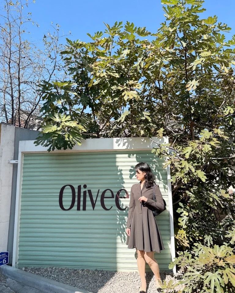 경주 오면 필수코스 카페 <olivee>
- 경북 경주시 사정로57번길 7-6
MON-SUN 10:00-21:00

✔️ 초록 올리브에서 사진 찍기 필수☆
✔️ 포토 스팟이 많으니 인생샷 찍기 ✌️

주차 매우 힘들었던건 안비밀 😭

#olivee #카페올리브 #올리브 #경주 #경주여행 #경주카페 #경주가볼만한곳 #황리단길 #황리단길카페 #경주올리브 #황리단길핫플 #원피스 #날씨좋다 #데일리룩 #데이트 #데이트코스 #데이트룩 #오오티디 #인생샷 #사진맛집 #포토스팟 #초록 #가을 #가을여행 #아메리카노 #아아 #인친 #맞팔 #선팔 #좋반