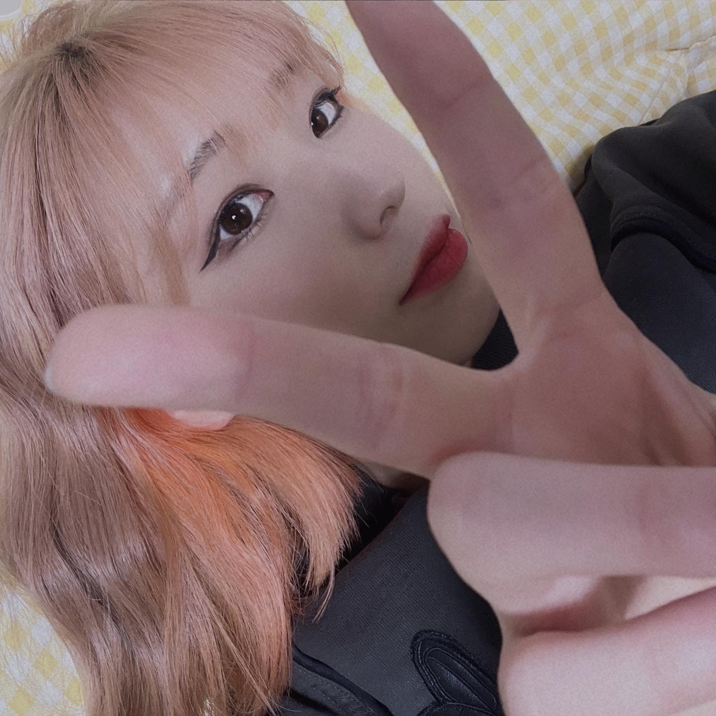 나름 주황색 잘 어울릴지도 ? 🧡

color_tint_official 
#헤어플러스 #컬러드롭틴트 #1초염색 #셀프염색 #겨울염색 #단기염색

겉머리 : 코발트 블루 10 + 캐롯 오렌지 10 물 50ml
안머리 : 캐롯 오렌지 12 + 물 25ml

🧡💙