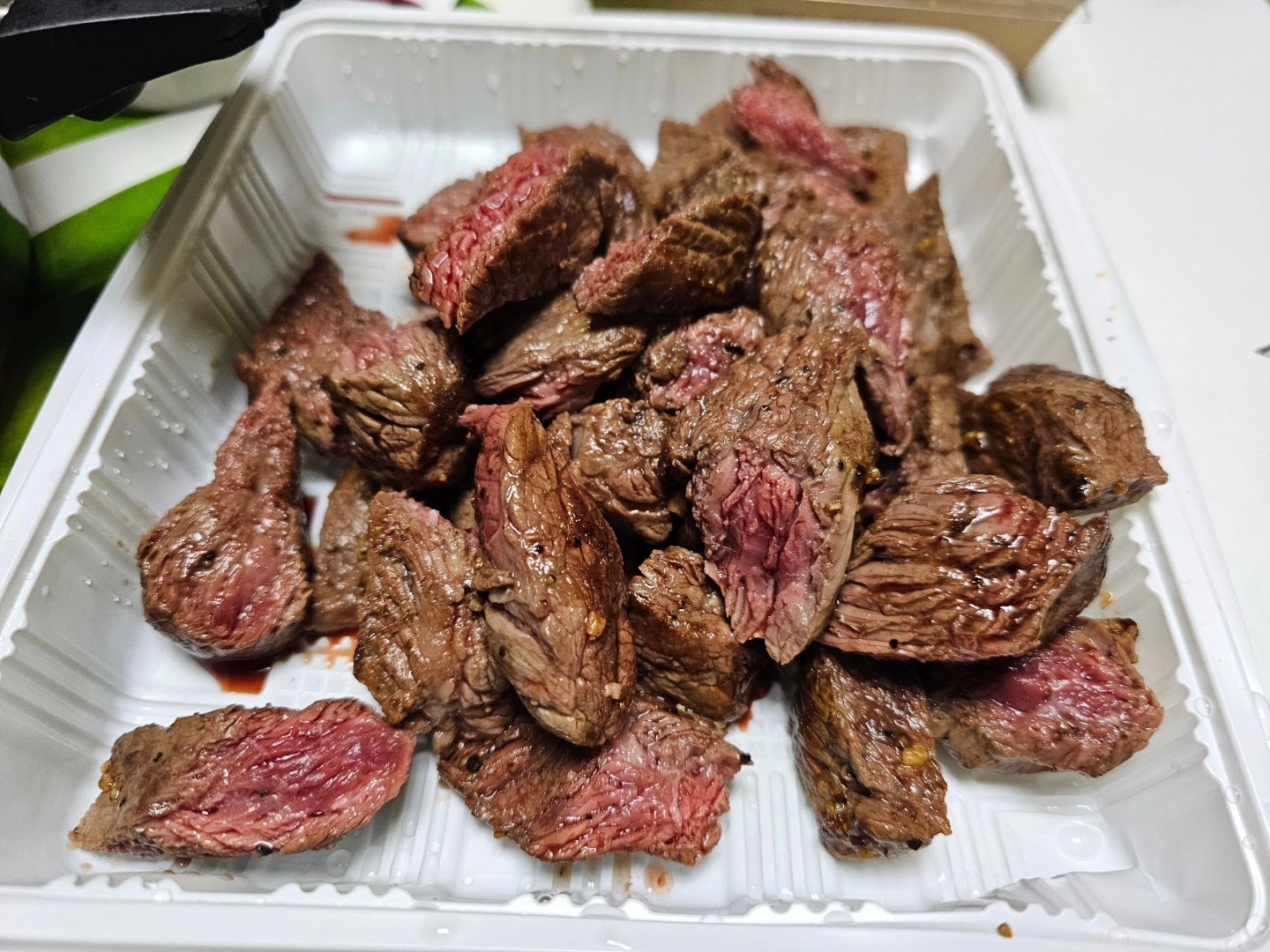 연말시작 맛있는거 냠냠
샐러드 산거 유통기한 지난거 안비밀
ㅜㅜ 후딱 먹어야지. 살치살은 동생이 구워줌. 그릇은 칼국수면 들어 있던 그릇 같은데.. ...이게 간지지(?) ㅋ 

여기서 메인은 역시 육칼 ♡ 

#밥스타그램 #먹스타그램#살치살#육개장칼국수 #불고기샐러드 #그렇게돼지가되어간다