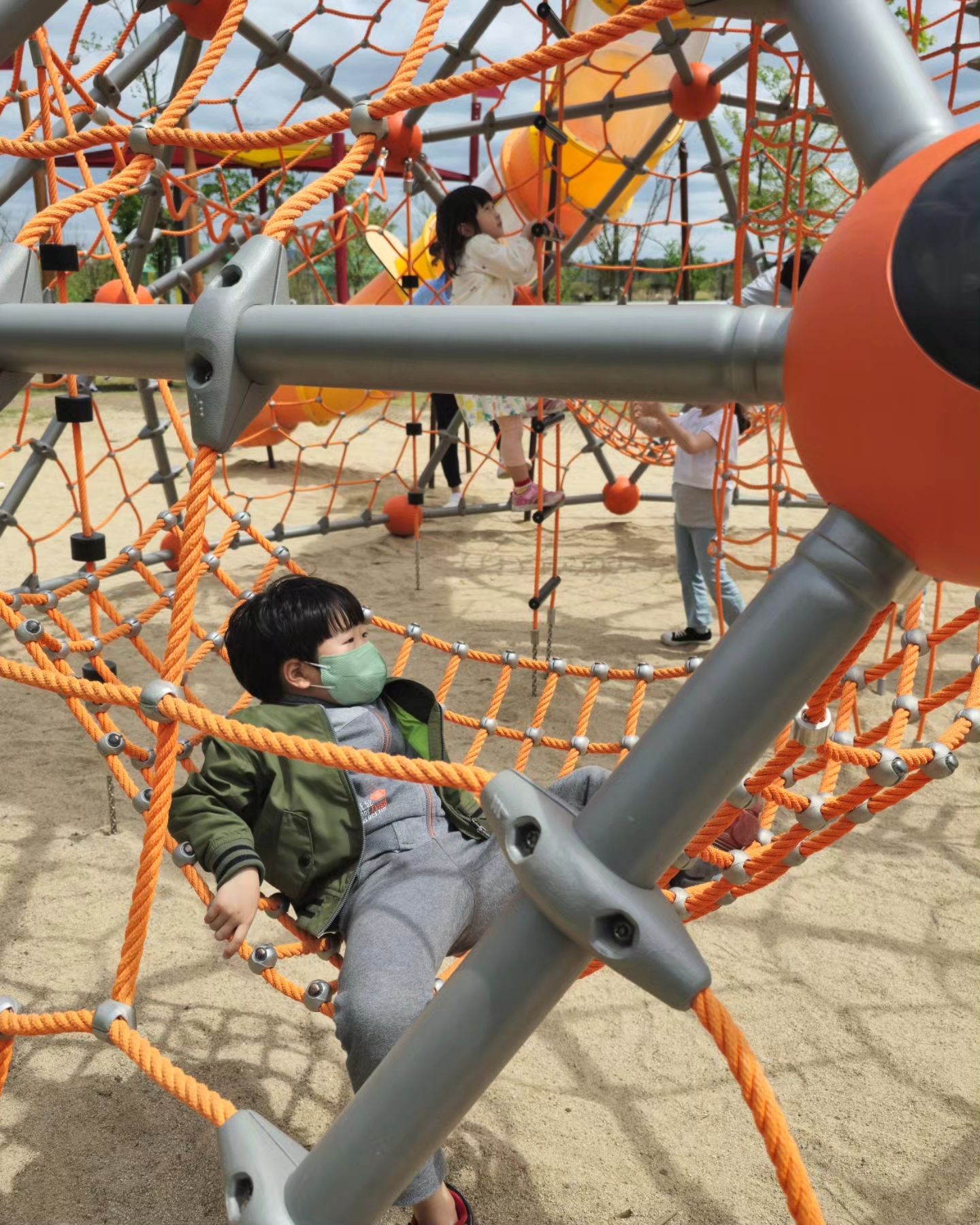 오랫만에 방문한 임진각
 
 
평화누리공원은 항상 사람이 많아서
이번에는 바로 옆 #누리성모험마을 로 왔더니
주차도 편하고 넓디넓은 놀이터에서 완전 신나게 뛰논 아이들💓
 
 
오늘 바람리 좀 많이 불어서 걱정했는데
뛰노는 아이들은 덥다던~ ㅎㅎㅎ

 
다양한 컨셉으로 미끄럼틀들이 구비되어 있어서
아이들이 원하는대로 놀 수 있다!
다음에는 모래놀이 장난감도 갖고 오기로~
 
 
 
#주말스타그램 #주말일상