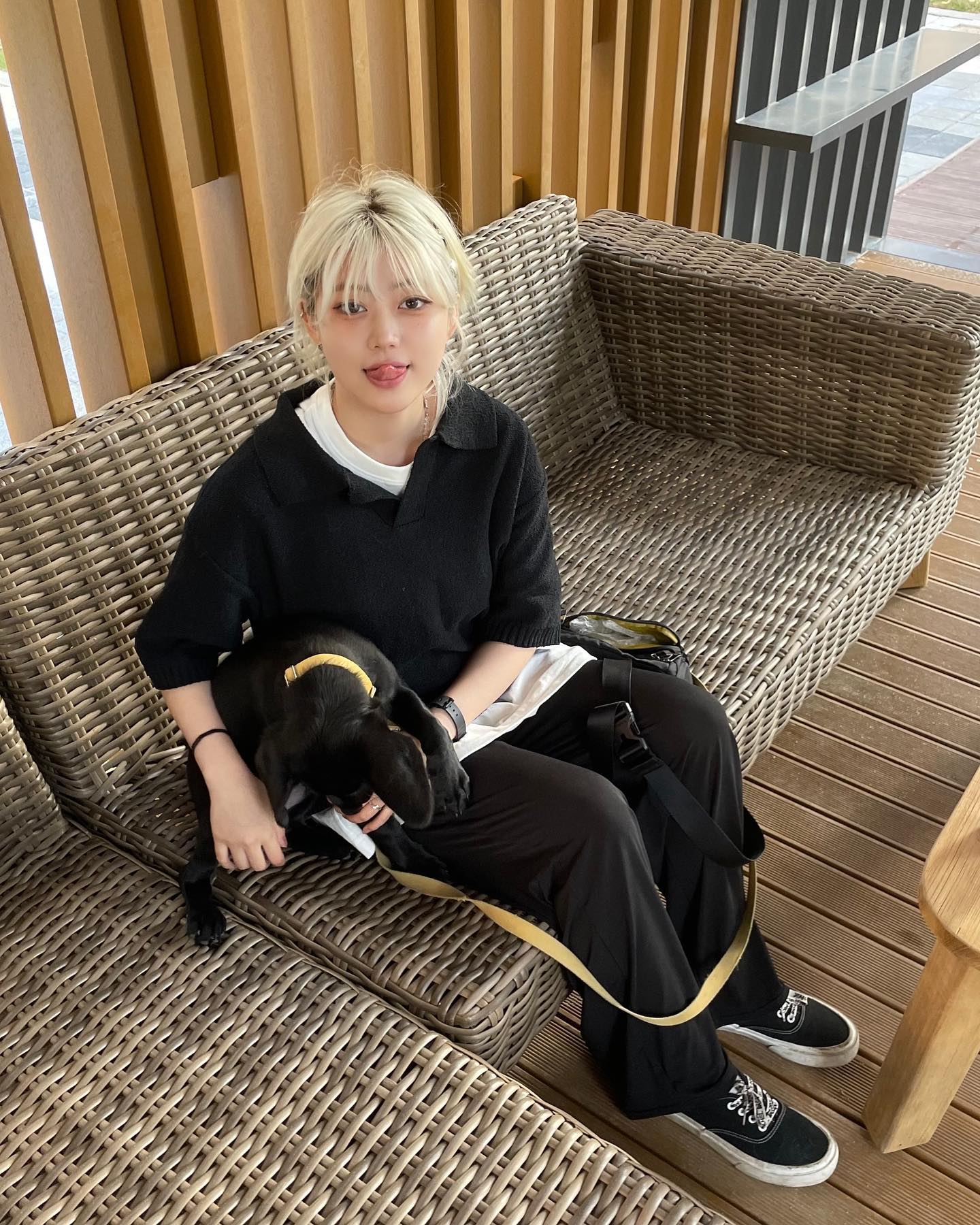 #협찬 

다가오는 여름에 가장 기본중에 기본티 
엠플레이그라운드의 레이어드용 반팔티를 이용해 
코디 해보았습니다 😤  박스하게 입는 티보다 더 긴 
기장감 덕분에 레이어드 하기 정말 좋구용
하늘하늘한 통기성이 젛은 아이스팬츠 덕분에 땀도 빠르게 식어서 바람불면 시원했다는~! 💨
면티가 1,900원 한정특가라는 점이 마구마구 쟁여놓을 수 있답니당 :) 놓치면 넘 아쉬울거 같아요 
학생분들도 편하게 교복 안에 입기 좋은 비치지 않는 소재라 부담없이 입을 수 있어요 ! 

🥋
-

mplayground_official 

-

#협찬 #엠플레이그라운드 #mplayground #플그룩 #ootd #베이직 #베이직룩 #코디추천 #학생코디 #레이어드추천 #레이어드티