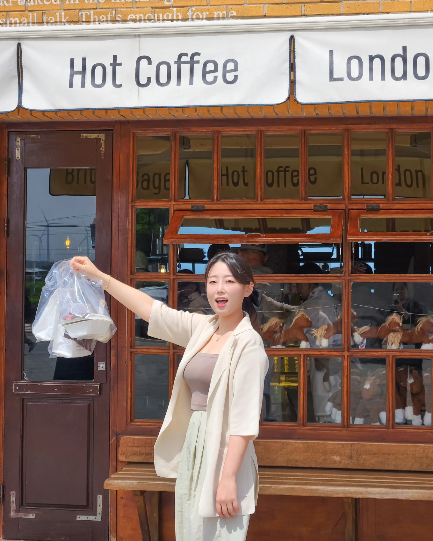 ⬇️제주 런던베이글🥯🥯
 
웨이팅싫어하지만 몽탄이랑 런던베이글 
같은 곳에 있어서 한번쯤 가보는거 추천🥯
 
🔸️바질페스토 크림치즈 추천

[ 정보 ]
런던베이글뮤지엄 제주점 london.bagel.museum
위치📍 |제주특별자치도 제주시 구좌읍 동복로 85 2동 1층 
시간 ⏰️|08:00-18:00 
주차 🚗|가능⭕️ (구좌읍 동복리 1352)

#제주 #베이글 #제주도  #런던베이글