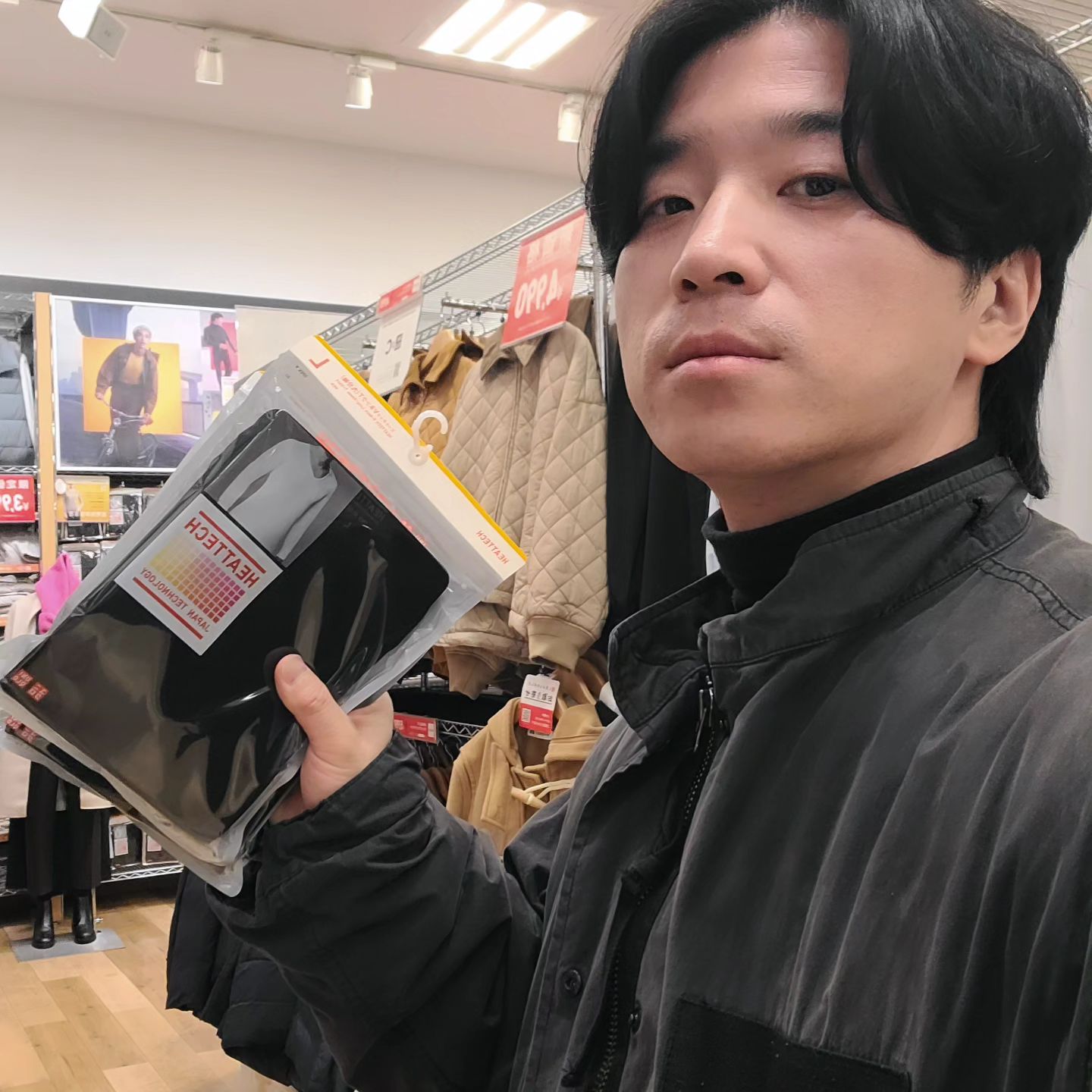 삿포로 맥주박물관 근처 쇼핑몰에서 유니클로 히트텍 샀다.
점원분들이 너무 친절하셔서 2개나 샀지 뭐야

근데 왜 유니클로 히트텍 소재가 한국과 다른걸까?
확실히 유니클로 히트텍은 일본쪽이 더 좋은거 같다.

이재 몇년간 쭈욱 입어야지
그리고 히트텍이 망가질때쯤 다시 일본에 유니클로 옷 사러와야겠다.