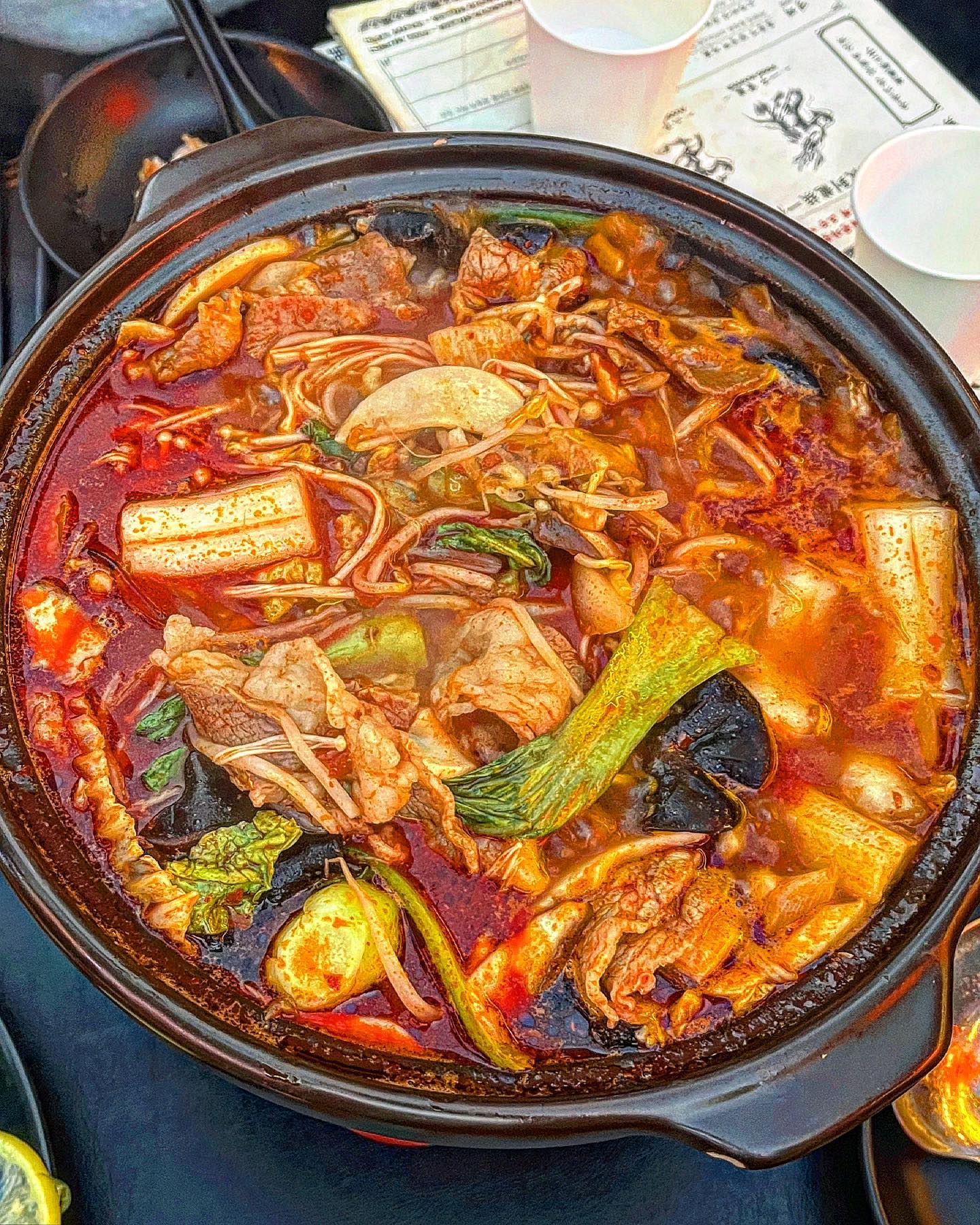 송파 방이동 [용용선생]
잠실, 방이먹자골목의 핫플인 이곳! 메뉴가 전체적으로 맛있고 무엇보다 테라스석에 앉으면 롯데타워뷰!🌃
야장술집으로 분위기 👍

🔸화산마라전골 22,900원
용용선생 베스트 메뉴!!!!
마라탕 입문자들도 무난하게 먹기 괜찮을 정도의 너무 세지 않은 적당한 마라맛!
짜지않고 많이 맵지도 않아서 얼큰매콤한,
호불호 적을듯한 마라탕!🫶

✔️고기 추가 6,000원
✔️중화면, 당면 추가 각 3,000원
✔️푸주, 분모자, 야채 추가 각 3,000원

🔸고추바삭유린기 18,900원
고기도 엄청 알차고 두툼한게 찹쌀튀김옷 때문에 겉바속쫄ㅎㅋㅋ
쫄깃하고 바삭😆고추도 많이 맵지않아서 곁들여 먹기에 👍
유린기 밑에는 양상추가 깔려있고 새콤한 레몬베이스 소스와 섞여 상큼한 샐러드를 먹는 느낌.
호불호 없는 메뉴일꺼 같아 추천!

🔸어향가지새우 19,900원
위에는 튀긴 푸주가 올라가 있고 그 밑에는 통가지와 소스들이 자작하게 뿌려져있다.
소스의 향신료가 너무 세서 특유의 향이 있다. 그래서 약간 호불호가 갈릴수 있다🤔

🧭 위치
서울 송파구 올림픽로32길 18-11 101호, 102호

⏰ 영업시간
매일 16:00 ~새벽 00:30

#먹스타그램 #나랑_잠실 #나랑_방이 #잠실야장 #잠실맛집 #잠실술집 #잠실핫플 #방이동맛집 #방이먹자골목 #용용선생 #용용선생방이점 #방이동술집 #마라탕맛집