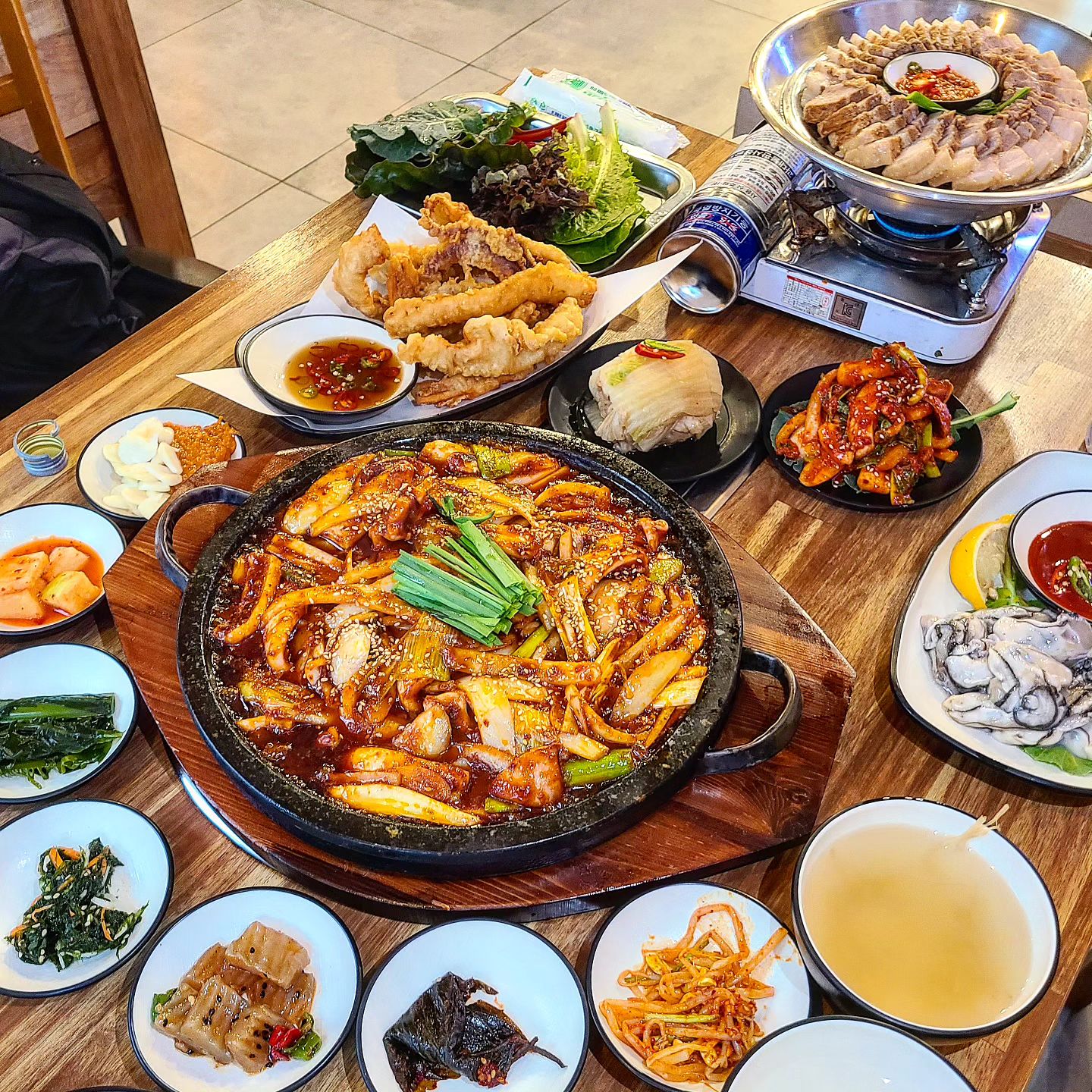 #협찬 2024/02/03
강서 발산역 오징어요리 맛집 [#오적회관 발산본점]

발산역에 위치한 오징어요리 맛집 오적회관
오적이란 까마귀를 잡아먹는 도적라는 뜻으로
바로 오징어를 가르키는 말이었다

오적한상은 정말 한상가득 나오는데
오징어볶음+꽃삼겹수육(소)+오징어무침(소)
+오징어튀김(½접시)+8종반찬까지 나온다

오징어볶음은 지글지글한 철판에 나오는데 
오통통한 오징어가 정말 많이 들어있었다
양념도 달달매콤한데 불향까지 더해져
이건 밥을 안 볶을 수가 없었다 

꽃삼겹수육도 식지 않게 나와서 좋았는데
고기 잡내 하나 안 나고 정말부드러웠다
거기에 겨울한정 메뉴 통영생굴을 추가해서 
굴보쌈으로 즐기니 더욱 맛있었다

오징어튀김도 크고 바삭해서 맛있었는데
찍어먹는 소스가 그냥 평범한 간장이 아니라
레몬간장이라 상큼해서 느끼함도 잡아줬다

오징어무침도 새콤달콤 정말 맛있는데
주문 후 바로 무치는지 야채 식감이 살아있고
꽤나 매콤해서 더욱 입맛을 돋아줬다

여기에다 매일바뀌는 6가지 무한리필 반찬과
시원하게 잘익은 씻은 묵은지까지 나오니
푸짐하게 다양하게 먹을 수 있어서
정말 만족도가 높았다! 꼭 가보길 바란다!

한상가득 푸짐한 오징어요리를 즐기고 싶다면
맛있는 오징어 요리가 맛보고 싶다면 추천!

*이 글은 리뷰노트를 통하여 본 업체에서
제품 또는 서비스를 받아 작성된 글 입니다.

📍오적회관 발산본점
서울 강서구 마곡중앙6로 85 2층 201호
(서울 강서구 마곡동 795-5)

📍먹은 메뉴 가격
- 오적한상 65,000원
- 통영생굴 12,000원
- 날치알 볶음밥 3,000원 × 2인분

#마곡맛집 #발산맛집 #발산역맛집 
#서울맛집 #강서맛집 #마곡동맛집
#오적회관 #오적회관발산점 #오징어맛집 
#오징어볶음 #수육 #오징어튀김 #오징어무침 
#오적한상 #TV방영맛집 #생방송투데이맛집
#먹팔 #먹방 #맛집 #맛집추천 #메뉴추천
#먹스타그램 #맛스타그램 #푸드스타그램
#지니얌얌_오적회관 #지니얌얌_오징어 #240204