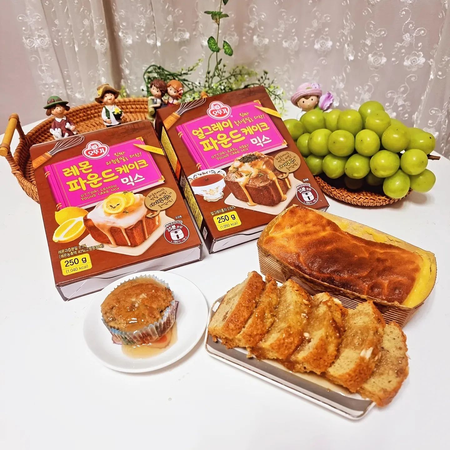 #협찬
ottogi_daily
#홈베이킹

재료준비하고 중량맞추고 반죽하는
과정이 참 번거로워서 이사를 하면서
도구들을 모두 처분하고 왔는데
요즘 베이커리 가격 ㅠㅠ

오뚜기 얼그레이&레몬파운드케이크 믹스만
있으면 홈 베이킹 간편하게 완성 ~!

틀만 있음 다양한 모양으로도 마들렌도 만들고
머핀도 만들 수 있어서
방학동안 아이들과 함께 만들어 먹기 딱 ~~

아이싱과 반죽믹스에 얼그레이 홍차분말/
레몬과즙분말이 들어 있어서 빵 자체에서
맛이 한가득 ~!

오븐이 있지만 간편하게 에어프라이어에
만들어 봤어요.

오뚜기몰에서 구매할 수 있어요.
얼그레이 파운드 케이크 믹스 250G
https://www.ottogimall.co.kr/front/product/2777

레몬 파운드 케이크 믹스 250G
https://www.ottogimall.co.kr/front/product/2778

#오뚜기#파운드케이크#파운드케이크맛집
#얼그레이파운드케이크#레몬파운드케이크
#얼그레이#레몬#디저트#레몬파운드
#머핀#파운드케이크믹스#얼그레이파운드
#얼그레이파운드케이크믹스
#레몬파운드케이크믹스