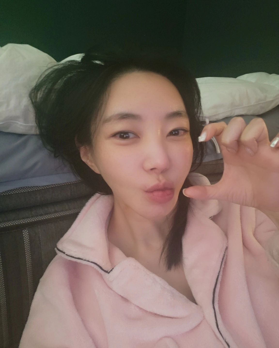 얼굴반쪽됐네 다이어트ing
3시간뒤 흉터수술 하러 깨끗한 얼굴은 오늘이 마지막
당분간 셀피 없을듯. 2번 캔슬되고 수술방 잡은거에 thx
모두들 건강 또 건강!  일주일 뒤 퇴원해서 컴백할께욥.
.
.
.
.
.
.
.
.
.
#협찬 이지만 초민감성피부가 엄선 또 엄선 
드디어 한국에 들어온 아프로존 아토락 마스크
aphrozone_official
aphrozoneusaofficial
.
.
.
차원이 다른 보습과 얼굴에 쩍하고 달라붙는 랩핑 마스크 시트지로
이거 붙이고 랄랄댄스를 춰도 안떨어지는 완전 초밀착.
얼굴 굴곡에 맞게 피부를 감싸는 한방파스급 밀착력 👍 
.
.
.
나같은 예민보스 민감성 피부를 위한 피부 친화적인 수분에
특화된 식물유래 원료에 인체 줄기세포 배양액이 3%나 함유
돼 있어서 진짜 웬만한 마스크팩 써봤다 하는 화장품덕후들도
코덕들도 이거 뭐야뭐야? 어떻게 이렇게 붙어? 
필름지 분리시키면 손에 뚝뚝 묻어나는 앰플 1도 없어서
깔끔하고 그래서 보습력이 떨어지려나 했는데 
피부결 왜이래? 파리 낙상 할 수준의 매끄러움
.
.
.
.
.
마스크팩은 추천 할만한게 없어서 그동안 안올렸는데 
환절기 라고 뭘해도 그때뿐인 겉바속바인 분들!
이거이거!  속건조로 리쥬란 달고 사는 내가 추천템.
홍조 속건조 달고 사는 붉은기 싸악 가라 앉혀줘서 
일어나자마자 셀카타임. 붙이는건 찍다가 잠들어버렸..💤 
.
.
.
.
.
.
.
.
.

#아토락 #atorak #아토락마스크 #아토락마스크팩 #마스크팩추천 #뿌리는화장품 #연예인앰플 #aphrozone #rubycell