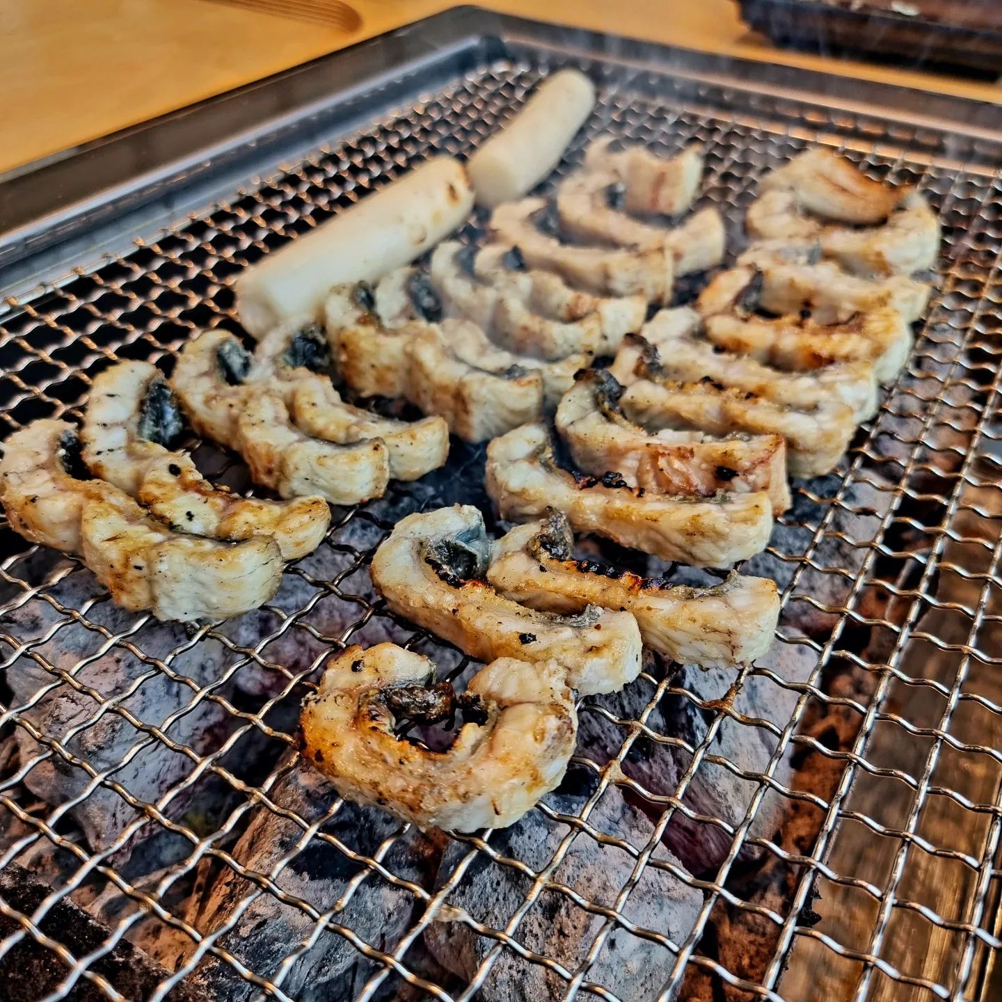 🍽#협찬 #2023혠님맛집 백마흔여섯번째집
🐟🍶#서리담
☝🏻장어,먹장어요리
🗺경기 화성시 송산동 197-20
⏰️매일 11:00 - 22:00
21:00 라스트오더
📋장어 1kg 49,000원
📋장어탕 8,000원
📋새로 2병 10,000원
👶🏼제부도여행 마지막날
돌아오면서 몸보신하러
새로생긴 장어집에서
장어구이에 장어탕에
쏘주 한 잔 제대로👶🏼👍🏻
.
#여행 #맛집 #카페 #술
#food #coffee #alcohol
#hyennimmm #혠님
#혠님화성 #혠님장어
#좋아요반사 #맞팔 #소통 #일상
#KOREA #Korean #Southkorea
#instafood #instagood