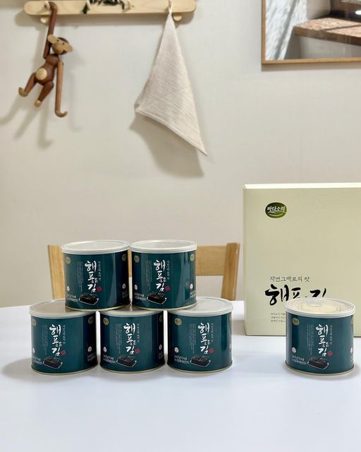 sunhee ෆ on Instagram: "#광고

고급스러운 포장에 맛까지 더한
바다소리 해품은 김 선물세트 
돌아오는 명절 선물로 준비해봤어요

최상급 자연산 곱창 돌김을 두번구워서
고급진 캔에 담아낸 선물세트예요 ෆ

올리브유와 소금을 최소화해 만들어
기름지거나 짜지않아 간이 딱 맞아 좋아요.

두께감이 있어서 그런지 더 바삭하고 
김 본연의 맛이 더욱 잘 느껴지네요

캔에 포장되어 있어서
보관도 편리하고 깔끔해서
일반 김보다 선물 받았을 때
더 기분이 좋을 것 같네요 ◡̈⋆*

https://bit.ly/3EURoUG

#김선물세트#곱창김선물세트#선물세트#명절선물#명절선물세트#명절선물추천#설날선물#설날선물세트#설날선물추천#단체선물#기업선물#거래처선물#임직원선물"