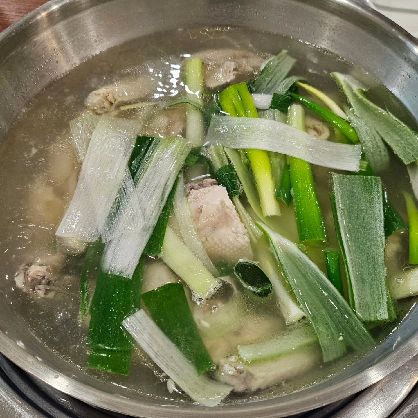 추운겨울날 뜨끈하게 먹는 닭한마리!!!! 추운 손발을 녹여주고 몸이 뜨끈해지는 국물에 계란죽까지~♡♡ 너므 맛있게 잘 먹었어요~~진짜 너무 맛있어요♡

#계원집 #화곡닭한마리 #강서구청맛집 #강서구청닭한마리 #닭한마리 #데이트 #부부일상 #부부먹방 #겨울음식추천👍🏼