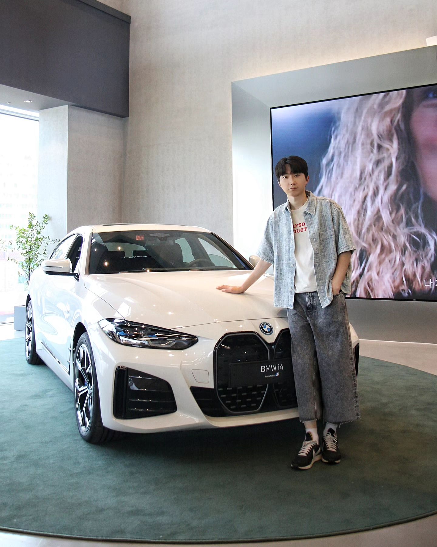 #광고 bmw_bavarianmotors 2024.06.20

여러분! 오늘은 BMW 바바리안모터스와 함께합니다! 제가 다녀온 BMW 바바리안모터스 금천전시장은 기존에 있던 1층 규모의 작은 규모였던 영등포 전시장이 이번에 확장 이전 했는데요, 영등포 전시장에서 차로 5분 거리라 가깝고, 시승 가능한 다양한 차량들도 전시되어 있어서 눈이 호강했답니다. 3층에는 suv존, 4층은 세단존으로 총 BMW 9대나 전시되어 있었고, 2층에는 핸드오버존도 있어서 고급스러운 분위기가 특징! 차량 출고 할 때 추억으로 인증샷 남기기 좋아보였어요. 🐻✌️.

BMW 바바리안모터스 금천전시장은 시승 및 구매하기에 최적의 장소라고 생각합니다. 발렛 기사가 항시 대기하고 있어 주차 걱정도 ZERO! 지금 오픈 기념으로 다양한 이벤트가 진행 중이라고 하니 다들 많은 관심과 사랑 부탁드리겠습니다. 🙇‍♂️🙋‍♂️.
 
 
bmw_bavarianmotors
#유료광고 #바바리안모터스 #바바리안모터스금천 #바바리안모터스금천전시장 #서울BMW전시장 #bmw금천 #BMW #바바리안모터스BMW #BMW5시리즈 #BMWX2 #BMWX5 #BMWX3 #BMWX4 #BMW3시리즈 #수입차 #금천전시장
