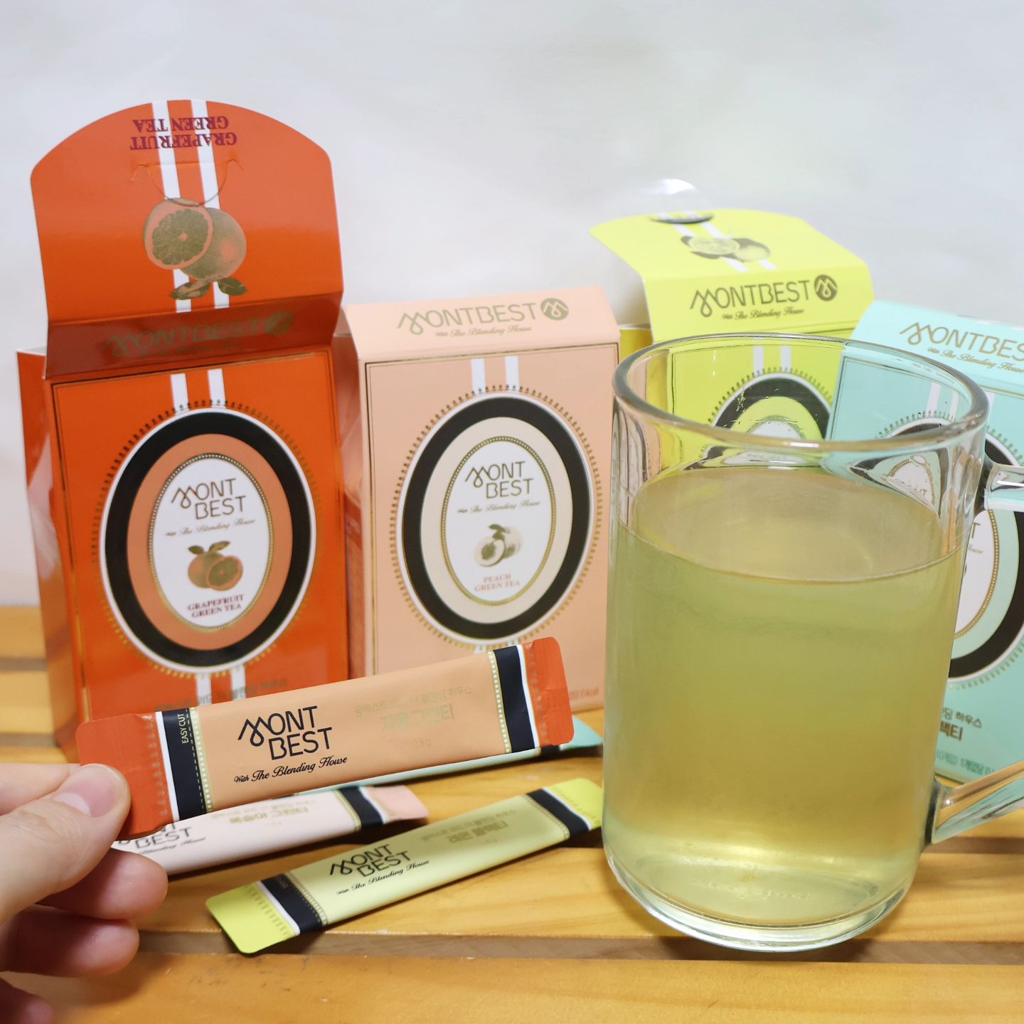 #할인구매 montbest #몽베스트티 #블랜딩티

매일 습관처럼 찾게 되는 커피, 음료를 조금
줄여 보고 싶었는데 생각보다 쉽지 않더군요.

그러다 접하게 된 몽베스트 블렌딩티!

저는 복숭아 그린티, 자몽 그린티, 레몬 블랙티,
얼그레이 블랙티 각 10p로 구성된 버라이어티
팩으로 만나봤는데요.

분말 타입으로 녹차와 홍차의 떫은맛이 전혀
느껴지지 않았고 순하고 깔끔하지만 전혀 심심하지
않은 맛이라 요즘 즐겨 마시고 있어요.

색감이 예뻐서 눈도 즐겁고 과일의 아로마로
여운을 주어 음료 대용으로 건강하게 즐기기에
딱이었다는~

설탕이 포함되어 있지 않고 좋은 품질의 엄선된
원재료로 만들었다고 해요.

차가운 물에도 넣고 휘휘 저어주면 잘 녹는 편이라
시원하게, 따뜻하게 취향 따라 마시기 좋네요.

#홍차 #녹차카페인 #얼그레이티 #얼그레이 #리뷰 #녹차효능 #녹차 #말차 #송혜교티 #송혜교콤부차