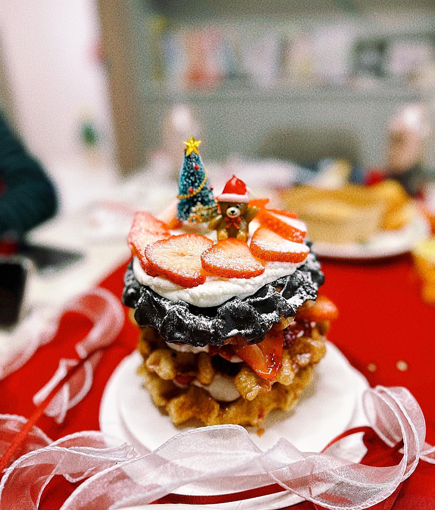_우리크리스마스파티🎄
크리스마스 케익으로 이미 마음은 12월25일❤️
사랑스럽고 고맙고 너무 행복한
만남이었어요🫶🏻

와플케익 너무 신선해서
당충전 홀✨
연란씨의 샌드위치와 샐러드까지 행붝🫶🏻
비오는날 이지만 마음은 완전 맑음이었어💓

한번 더 먹고싶지만
이미 크리스마스예약은 마감이겠쥬??ㅋㅋㅋ

#크리스마스파티음식
#크리스마스케익