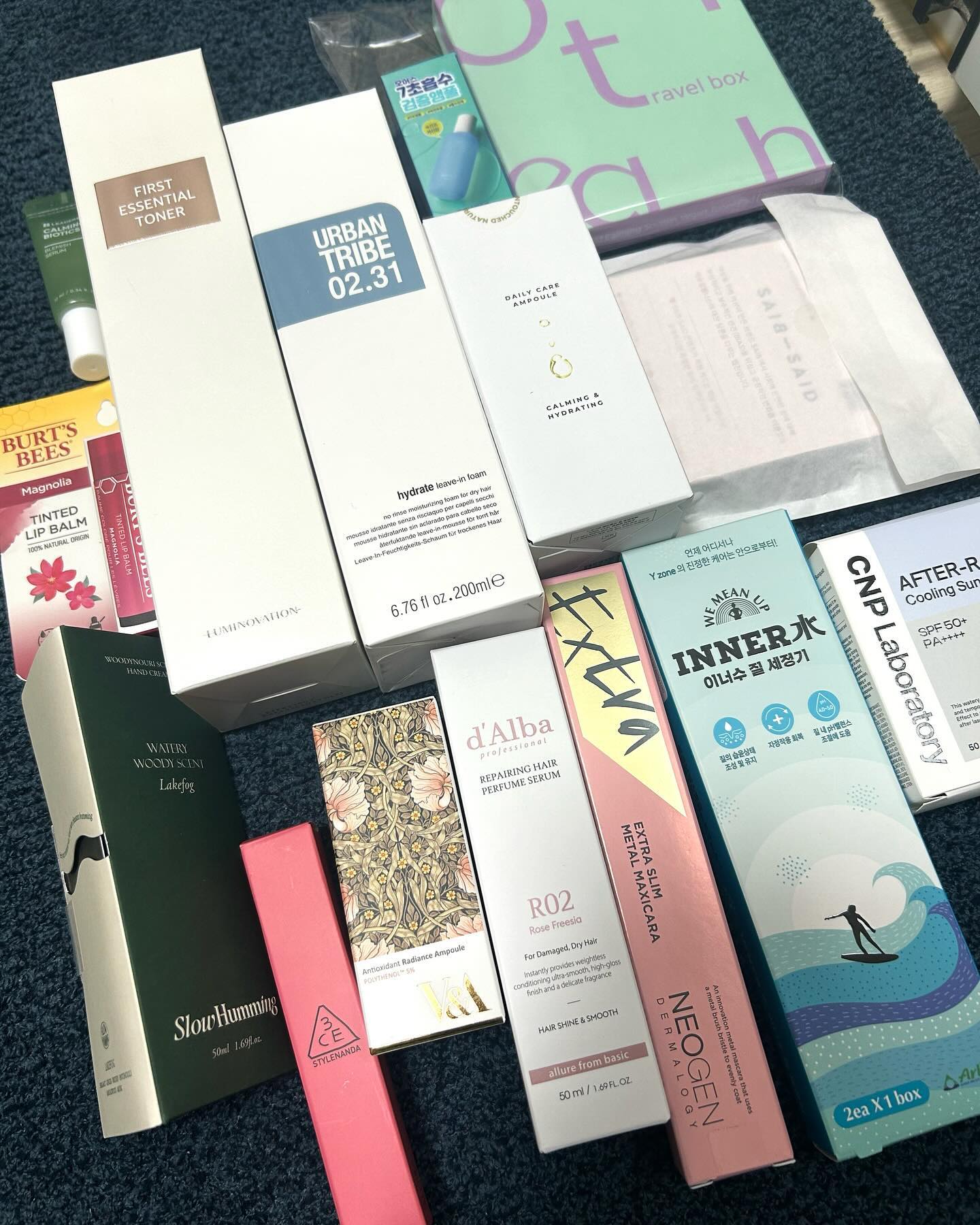 #협찬

행복 발렌타인 기프트박스🎁💝

평소에 눈여겨 보고있던 제품들을 
선물 받으니 기분이 너무 업업🫧🫧🫧🙌🙌

기분이 넘 좋아여❤️❤️
풍성한 선물 감사합니다!

#네오젠 #달바 #루미노베이션 #리더스코스메틱 #마리엔메이 #버츠비 #세이브 #스킨1004 #슬로우허밍 #어반트라이브 #오어스 #얼루어발렌타인박스 #얼루어  #이너수 #폴앤조보떼 #3CE #CNP #V&A