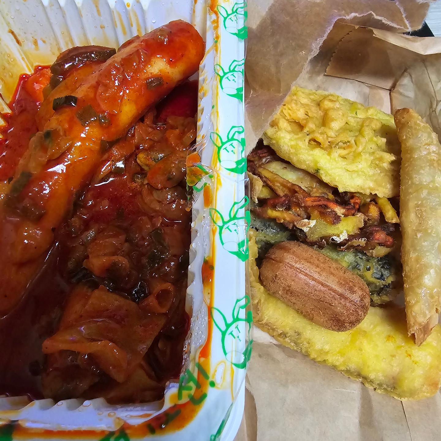 가래떡 떡볶이의 최강자를 소개합니다
당일생산된 가래떡으로
쫄깃함은 가히 말모말모
특히 해짬떡은 불.맛.폭.발
얼큰하고 맛있어서 미치게 만듬
술안주와 해장용으로도 쵝오
튀김도 하나같이 다 맛있누
이거완전 럭키비키쟈나!

#떡의작품가래떡볶이동탄북광장점#떡의작품#떡작#동탄#화성#반송동#화성맛집#동탄떡볶이#동탄점심#해짬떡#짬뽕떡볶이#해물짬뽕떡볶이#해물떡볶이#가래떡볶이#협찬