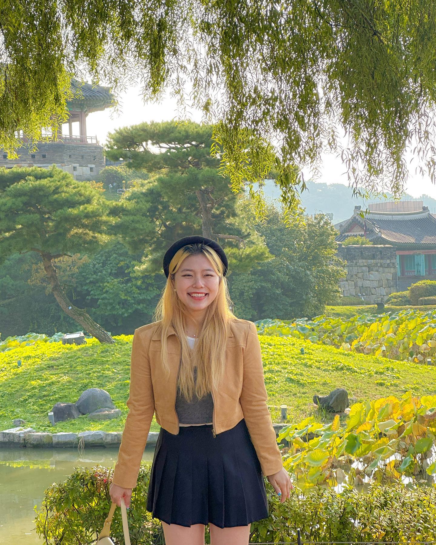 좋은날 좋은 사람들과 함께한 시간 💚🌿

무르익어가는 가을 산책하기 딱 좋은 방화수류정! 밤 되니까 춥긴 했는데 낮 시간에는 산책하기 딱 좋았다.

푸르른 호숫가도 돌고, 성벽을 따라 억새도 구경할 수 있다🌾 밤에 수원화성 미디어아트까지 봐주면 데이트 코스 뚝딱😘

조치원에서 기차로 1시간도 안걸리다니! 자주 놀러갈듯😋 귀요미들과 행복했던 시간🐰🤍

📍방화수류정
🐰 withෆ pearl_lbia yeji__berry 

#지금은더는 #은더는수원 #은더_경기 #방화수류정 #수원데이트 #수원여행 #수원산책코스