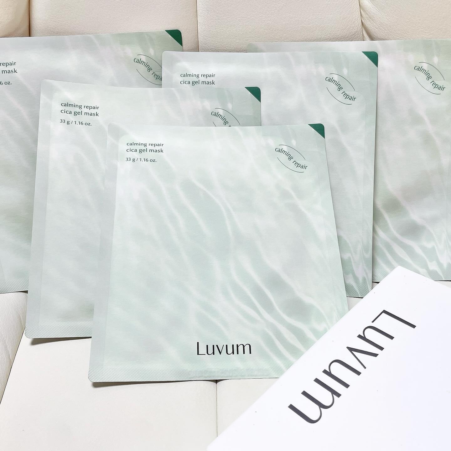 #협찬 luvum_official 
마스크팩 오래 붙여두는거 좋아하는 사람~! 손!!🙌🏻
#올리브영추천템 #러븀겔마스크팩 소개해드릴게요 🥰♥️
최소 40분~2시간정도 사용하고 자기전에 #수면팩 으로도
사용이 가능한 #올영랭킹1위 #시카겔마스크 #마스크팩추천 🌸

붉은기, 여드름을 빠르게 진정시켜주는 “시카 겔 마스크팩”
곧 날씨가 따뜻해지면 피부 뒤짚어질까봐 너무 무서운데
그럴때!! 단 한장으로 피부컨디션 끌올! ♥️♥️
거칠어진 피부결 촉촉매끈하게 만들어주는데 도움을 준다고해요!
밀착력이 매우 우수하고, 붙이는순간 쿨링감으로
피부 열감까지 빠르게 진정시켜주기 때문에 저한텐 아주 최고인
#진정마스크팩 ♥️ #올영세일 때 무조건 득템해야 합니다!

저는 1시간 30분정도 붙여두었는데 팩이 투명하게 바뀌더라구요.
붙여두고 자고 일어나면 완전 투명하게 바뀐다는데
제가 찾던 수면팩 찾았습니다🙌🏻 마스크팩 여럿 사용해보았지만
이렇게 촉촉하고 빠르게 진정시켜주는 팩은 정말 간만이에요⭐️
병풀,알로에,콘민트 추출물이 함유되어 있어서 좋을 수 밖에✨

마스크팩 머 살지 찾으신다면 저는 무조건 #러븀 강추할게요^^*