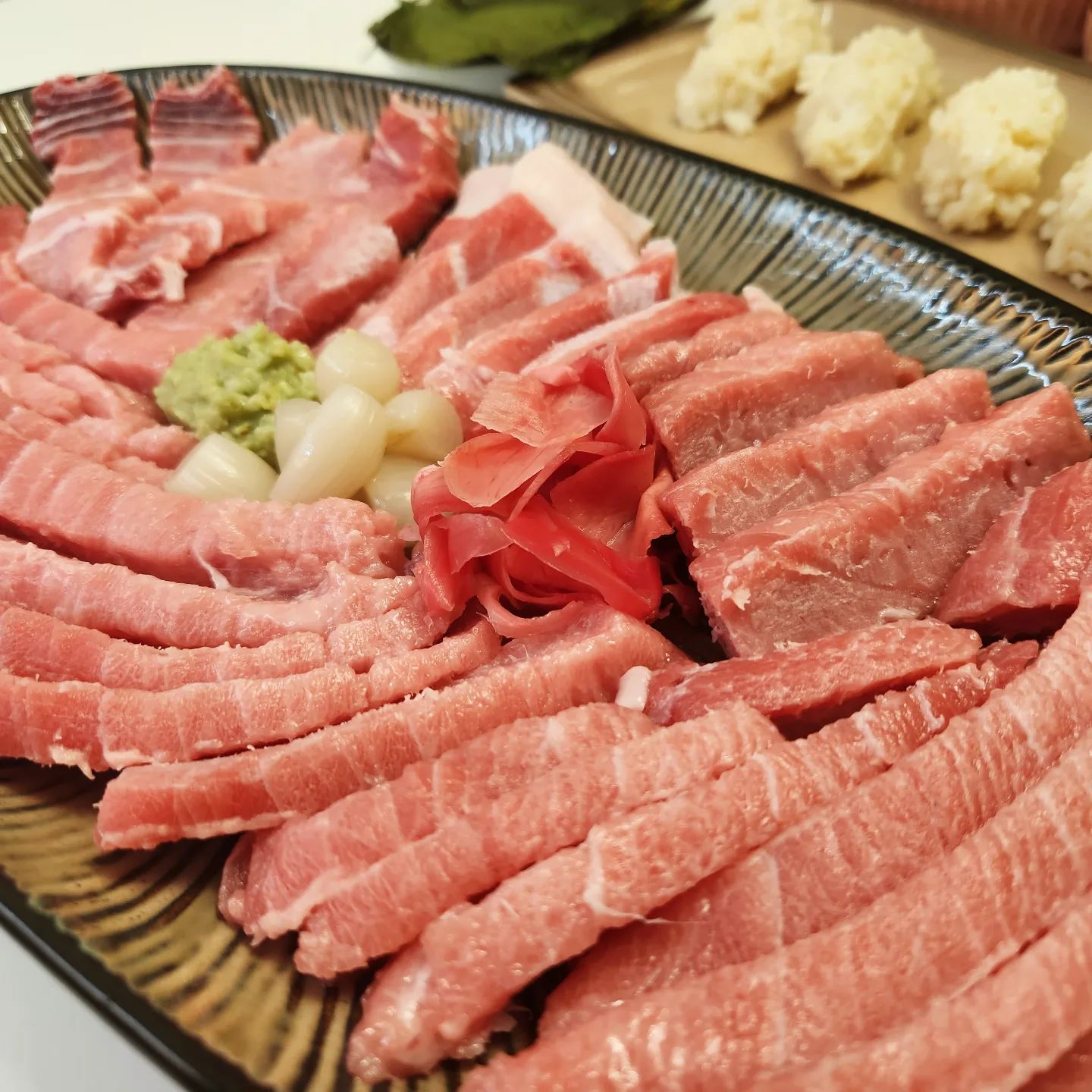 #협찬 
맛있는 참치랑 메로구이를 집에서 먹어봤어요🍽

참치맛집로 유명한 참치학교를 이젠 집에서도
간편하게 먹을수있게됬어요🙂

맛집찾으러 나가기도 싫은 무더운날에 맞춰서
주문했어요
주문하고 바로 그 다음날  드라이아이스로 짱짱하게
포장되서오더라구요.🤗

참치 어떻게 손질하나 걱정했는데
소금물에 잘닦아서 30분 해동하고 취향에 맞게
썰어서먹으면 끝!! ❤
너무간단했어요

해동지랑 간장등등 필요한건 다 세트로 들어있어서
따로 준비할것도 없더라구요☺
초밥 먹고싶어서 샤리만 따로 준비한정도!!🍣🍣
저같은 초보가 손질했는데도
참치가 살살녹는게 진짜 고급 참치집온느낌이였어요❤

메로몸통은 간장베이스로 소스만들어서
해봤는데 속살이 탱글탱글한게 진짜 최고 최고 👍

참치학교 두번 세번 추천합니당❤

😊참치 : https://m.smartstore.naver.com/tunaschool/products/7862719894

🙂메로구이: 
https://m.smartstore.naver.com/tunaschool/products/7861770695

#메로구이 #메로머리 #메로스테이크 #참치장 #가마구이 #참치회 #냉동참치 #집에서먹는참치 #참치회맛집 #참치쇼핑몰 #참치학교 #스토리앤체험단 #스토리앤미디어