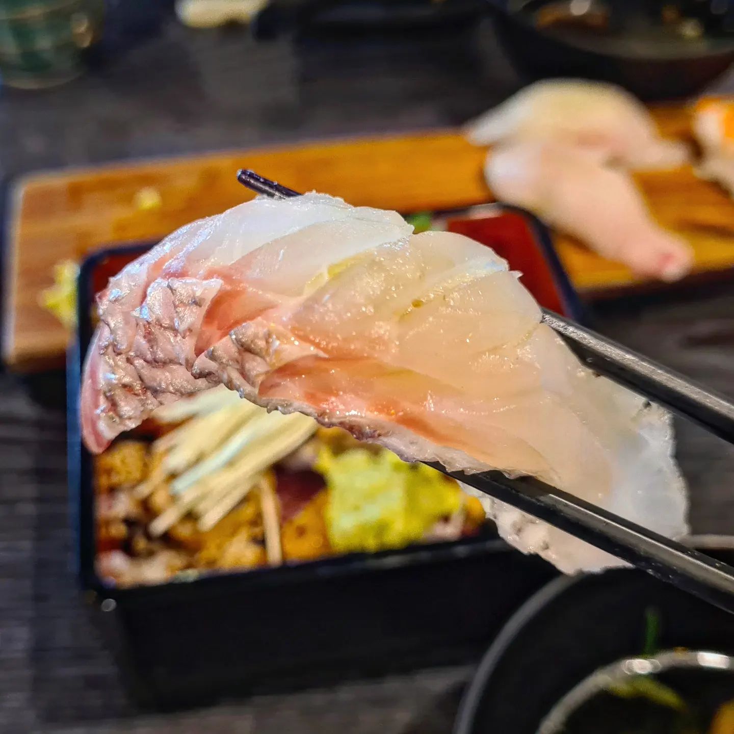오늘의 맛자랑은 지라시스시&스시🍣

아니.. 우리동네 스시 맛집없다고 했던거 다 취소😉 여기있었습니다!
그것도 도보거리로.. 행복해요

특히나 제가 너무나 좋아하는 지라시가 있어서 더더더 행복합니다🤗

📍 우리픽은 지라시스시, 스시 B세트 그리고 잔사케

여긴 메뉴를 시키면 전체요리로 미니우동이나오는데 완전 쫄깃 맛있더라구요! 우선 우동부터 맛집😄

그리고 스시가 나왔는데 참돔유비끼, 참치, 광어, 가리비, 새우, 한치 간장절임광어까지 아주 구성이 다양하고 샤리도 맛있고 양도 회와 적당해서 넘 맛있더라구요😋

📣 대망의 지라시스시😭 진짜 넘나 오랜만에 먹는데.. 하 여기 맛집 맞습니다! 밥이랑 참치, 단새우, 연어, 방어, 도미 회들 조금씩 올려먹고, 김에 싸먹고 아주 입안에서 파티열립니다🤤

우리동네 초밥 맛집 찾아서 정말 찐찐 행복해요❤ 담엔 후토마키랑 봉초밥 먹어야겠어요

📌 쉐프님 혼자 운영하시는거라 음식 대기시간이 좀 길수도 있어요! 

잘먹었습니다🙏

📍 지라시스시 27.0
📍 스시 B 18.0
📍잔사케 7.0

🏠 스시준 - 인천 부평구 길주로 422 

#맛자랑 #스시준 #부평스시맛집
#청천동맛집 #지라시스시 #쀼의맛집