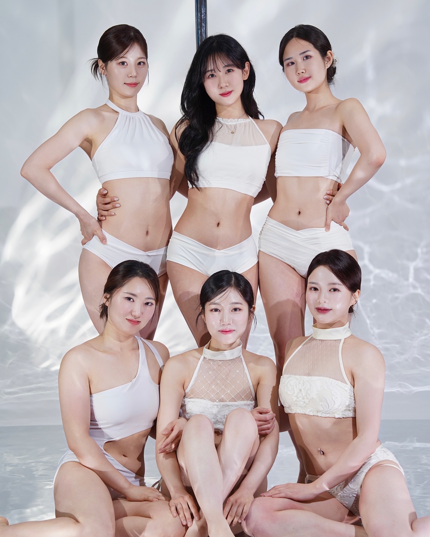 뒤늦게 올리는 폴프반 1기 ..🤍

얼마나 정신이 없었으면 게시글 안 올린지도 몰랐어요 😭
그래도 늦게 올리는 탓에 다시 한 번 회상할 수 있어서
오히려 좋아…(?)

첫 폴프반이라 걱정이 잔뜩이었는데
믿고 따라와주셔서 감사했어요
덕분에 2기도 오픈하네요 🥹

우연히 흰색 폴웨어가 다 있어서 똑같이 입고 찍은 단체샷
다시봐두 왕왕 맘에 듭니다😚🤍🤍

2기도 벌써 이런저런 문의가 많은데,
레벨 상관없이 폴프로필 찍고 싶으신 분이라면 모두 환영이에요!
손끝, 머리카락, 시선까지 다 잡아드리니
걱정말고 함께해요 🫶🫶
bitdam_pole puring_polestudio 

🩷 폴프로필반 2기 모집중(얼리버드 ~8/7) 🩷

#폴프로필 #폴프로필반 #폴프로필촬영 #폴프로필포즈 #폴프로필의상 #폴프로필사진 #poleprofile #poledancers #poledancer #poleprofilephoto #polepose #pdpose #pdshape
