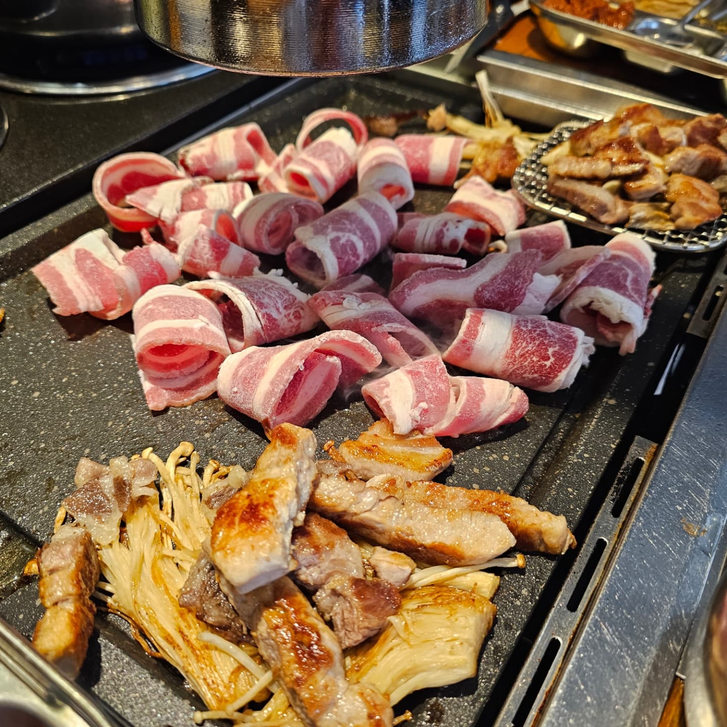 가성비 최고인 대구 고기뷔페 🥩🥓
냉동아닌 신선한 생삼겹살, 생목살엥
양념갈비, 오리훈제,소세지, 막창 등 다양하게
즐길수있고! 쫄면, 어묵탕,떡볶이 등 사이드 메뉴들이 
무료!!!! 무한리필 라면에 밥까지 ㅜㅜㅜ
미쳤다진짜ㅠㅠ 뷔페라고 저품질 생각한다면 오산...
그 어떤 고기전문점보다도 맛있음!!!!
#대구고기뷔페
#복현동맛집 #대구포크팬
#복현동고기집