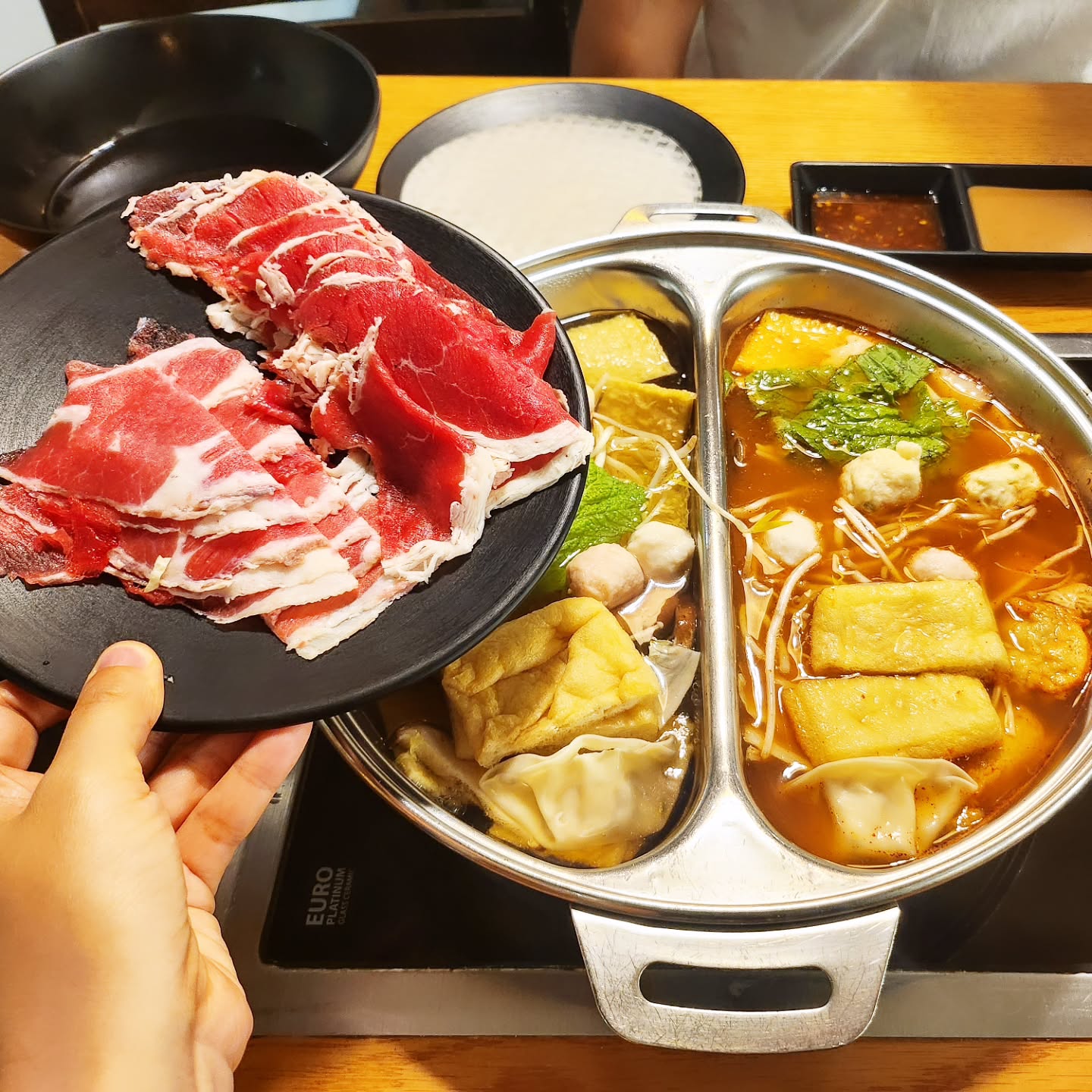 #협찬
🍲 로운 샤브샤브 🍲 NC순천점 

🍢 당일 공수하는 신선한 야채토핑! 건강한 한끼를 푸짐하게 식사할수있는 육즙 가득! 
🍢 키오스크로 간편하게 이용가능! (평일 점심기준) 1만원대 후반으로 즐기는 무제한 소고기 3종과 함께 샤브샤브를 즐길수있어요! 
🍢 우리집은 오통통한 피시볼 종류별로 퐁당퐁당! 해서 샤브샤브에 함께 먹으니 완전 꿀맛! 

🍡매 시즌마다 새롭게 런칭되는 메뉴를 만나볼수있음! 
🍡스키야키와 함께 우동볶음과 디저트로 이어지는 버섯 스키야키 코스 완전 추천! 
🍡노랗게 물든 가을에 맛있는 버섯을 활용한 들깨 버섯죽과 버섯 감자 뇨끼도 완전 맛있음!

🎖에피타이저 식사 디저트를 포함한 다양한 세미뷔페인 무한리필 샐러드바에는 아이들이 좋아하는 간식거리 어르신분들이 좋아하는 식사거리! 볶음밥 피자 치킨 샐러드등 다양하게 즐길수있음! 

🍚 빈그릇 챌린지 🍚 지구야 사랑해 캠페인 

✅️ 음식을 맛있게 드셨다면 다 드신 접시와 함께 깨끗한 테이블을 사진과 함께 SNS에 올리고 해시태그 #지구야사랑해 #빈접시인증 #로운환경캠페인
세가지와 함께 피트 또는 스토리 와 참여완료 댓글 남겨주신다면 참여해주신분들 중 5분 선정! 모바일 식사권 1매를 제공해드립니다 :)

✅️ 여러 이벤트는 하단의 공식 인스타 참조! 

✨️ 로운샤브샤브 공식 인스타
loun_official

✨️ 오시는 길
순천 NC백화점 별관 지하 1층

✨️ 영업시간
오전 11시 - 오후 9시

✨️주차장
매장 건물 주차장 이용 가능

#순천만국가정원맛집 #광주법원맛집 #순천만습지맛집 #샤브샤브뷔페 #소고기무한리필 #샐러드바 #스키야키 #샤브샤브맛집 #스키야키맛집