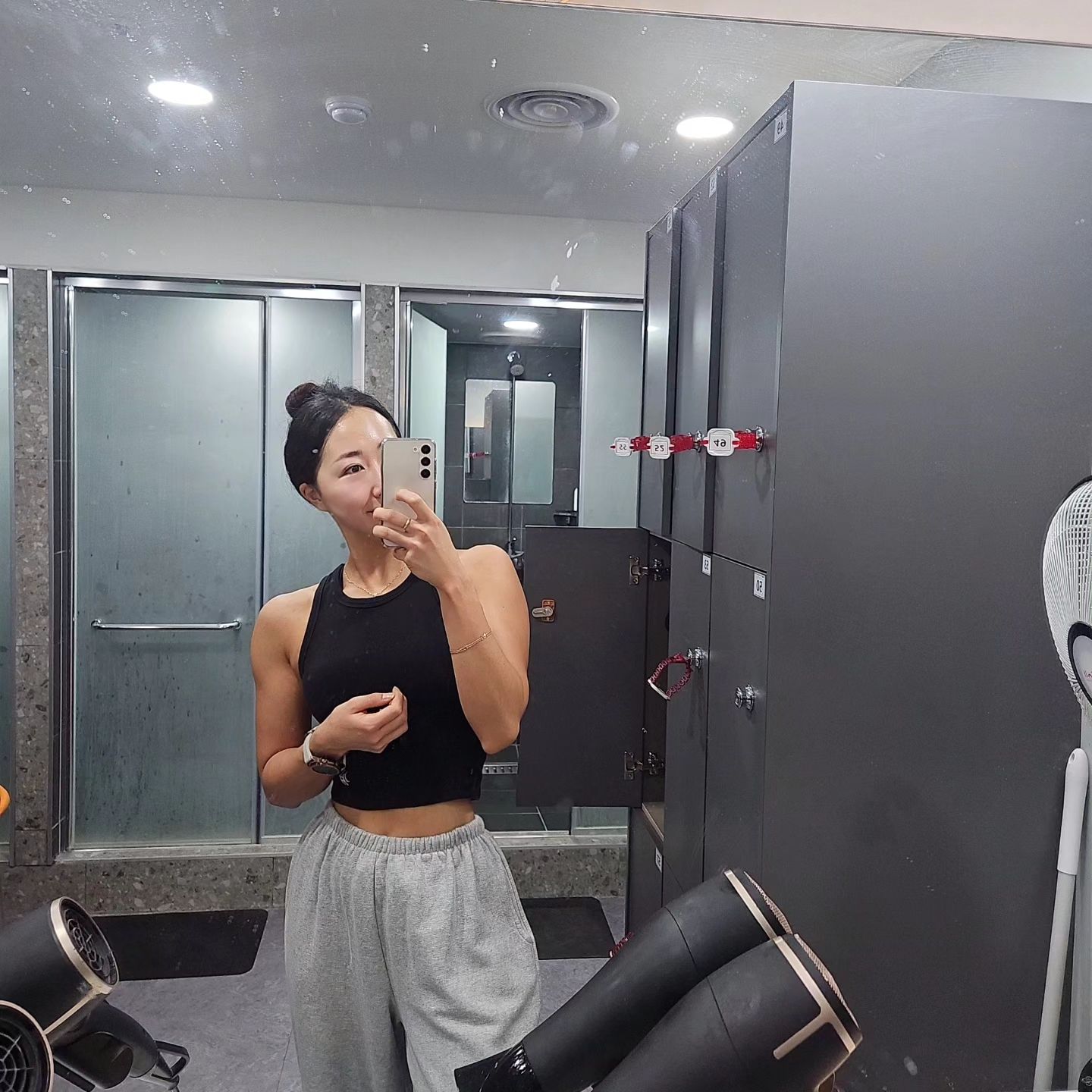 연말이라 약속도 많고 하도 먹어서 몸무게 60키로 찍어따~~~~~🐷 데헷

#오운완 #운동 #운동하는여자 #운동하는직장인 
#주말 #헬린이 #헬스타그램 #헬스 #유지어터
#daily #selfie #fitness #gym #weekend