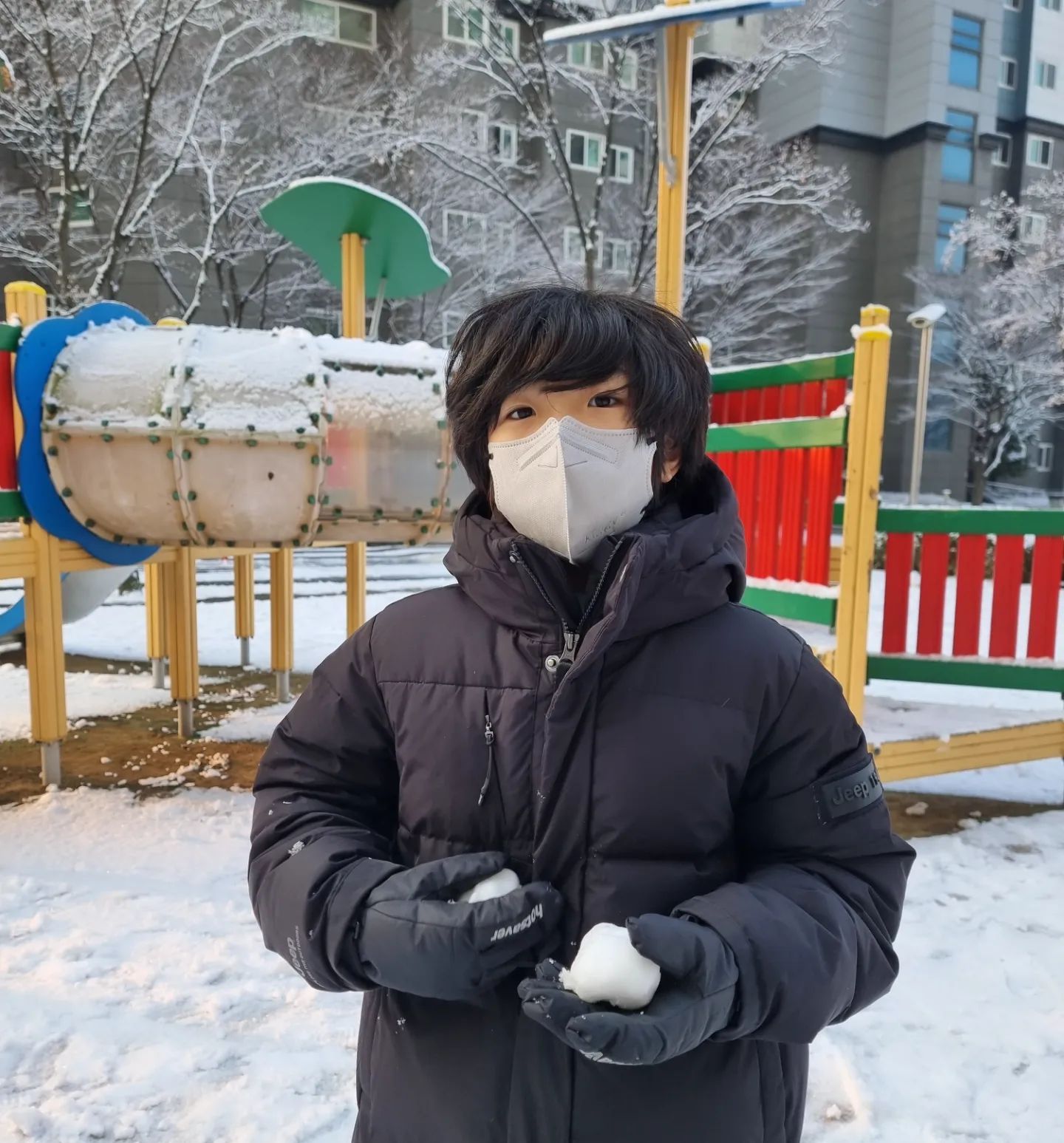 #눈오는날 
#개학날아침❄️

등원시간보다 일찍 밖으로~
강원도 겨울왕국의 영향으로
감동은 덜했지만😅
살짝 녹아서 눈은 더 잘 뭉치더라ㅎㅎ

이제 눈싸움 버겁네💦

조물조물 뚝딱 만든 눈사람
행여 빨리 녹을까 그늘에 잘 숨겨두고 들어옴

더 내리면 좋겠다싶은
나는 아직 애인가보다🙈

#구미맘 #형제맘 
#육아스타그램
#초딩맘 #눈사람
#씐나는아침