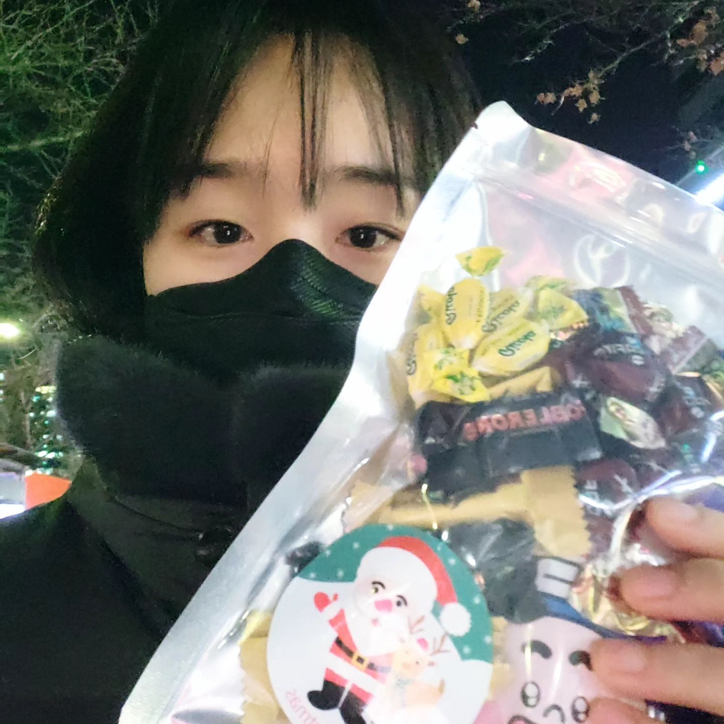 저녁요가시간에 
같은시간이 운동하시는 어르신께서 눈에 익은사람들 몇명 
요롷게 센스있게 포장에 스티커까지 해서 주셨다 

#얏호 #냠냠 #일상 #daily #jeliamin일상