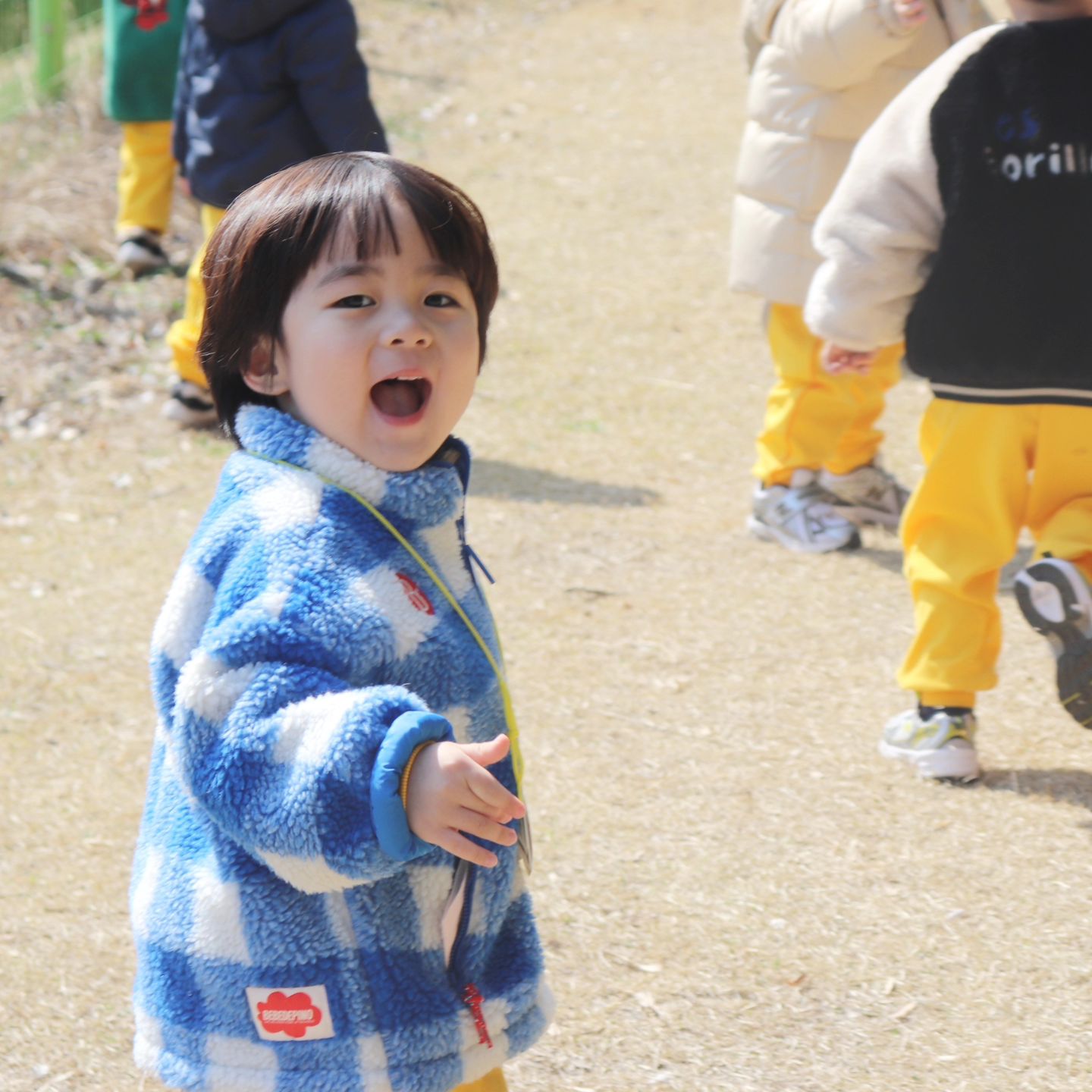 40개월인생 다섯짤 엉아가 된 신이듄
요즘 유치원에 힘겹게 적응중
이친구 저친구 얘기도하고  재밌게놀았고
선상님도 좋은데
아직은 등원하기가 어려운 갈대같은 너의 마음

낮잠없이 하루하루 버티기가 힘들어
5시만 넘어가면 다른아이로 변해버리는
마법같은 유치원 적응기간 ㅋㅋㅋ
공포의 18개월 이후 이런모습을 
다시볼줄이야😂😂😂
힘내보자 아덜아💙 

#5살
#유치원적응중
