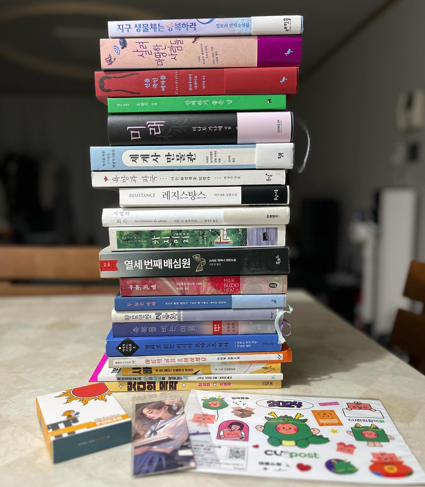 2024.3.9.토 #선물 #책탑 #과자
_bookcat 책을 사랑하는 
북스타그래머동생이가~
책을 이따~~만큼선물로줬다~
전부다 읽고싶었던거라 행복해주께땅~
거기다가 누네띠네? 글씨이거맞나?
올만에먹으니맞있눼ㅋㅋ
고맙소~잘읽고 잘먹겠소^^애정하오😍
.
.
#선물#받았다그램#책스타#북스타그램#고마움#애정함#인친그램#책주는인친#스릉흔드♥️