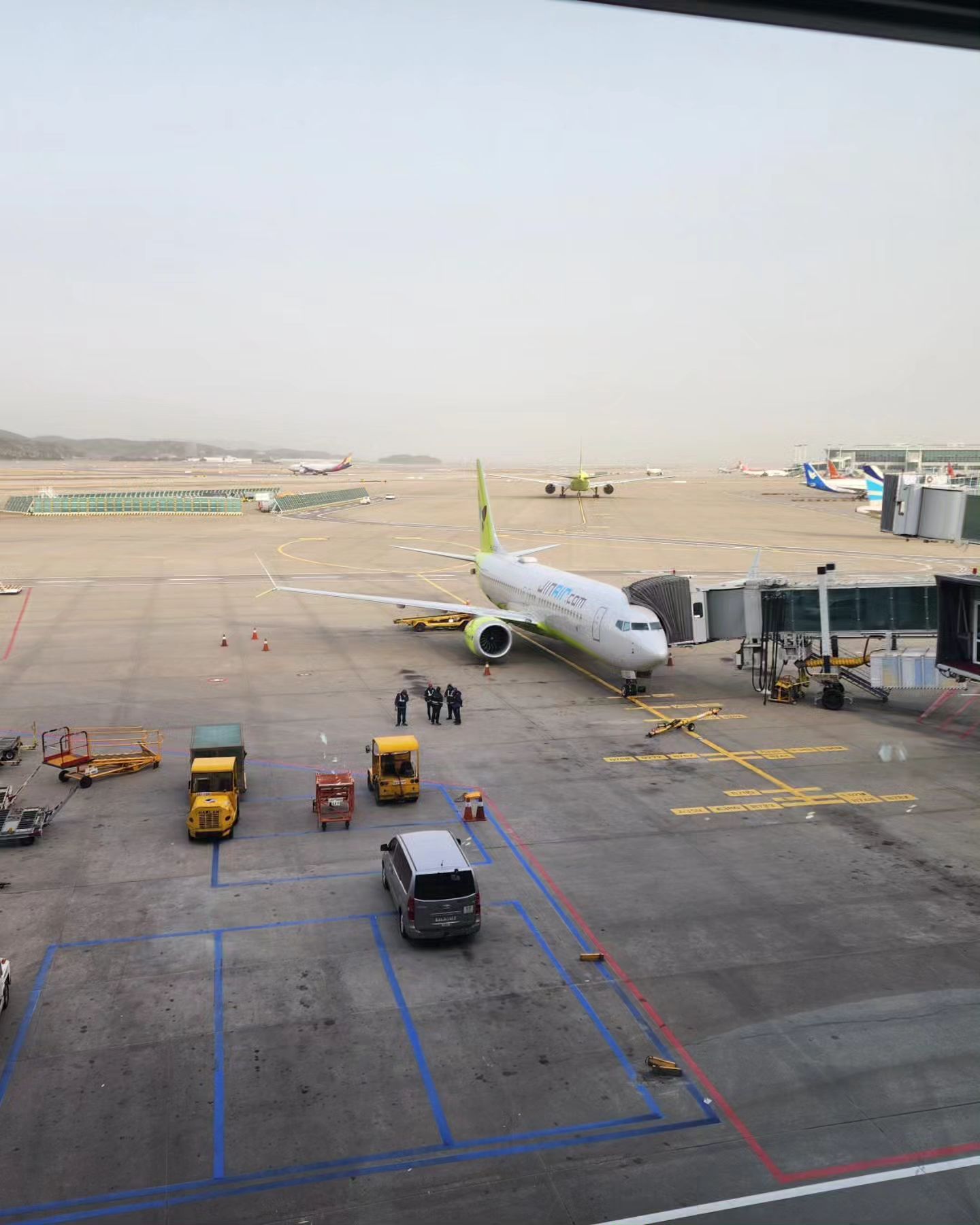 6년만의 2박 3일 삿포로 ✈

8시 20분 비행기를 타기 위해
새벽 4시에 기상 🌙

6년 전 9월 말엔 태풍이 와서
전차부터 신칸센까지 몽땅 끊어 놓질 않나,
이번에는 비행기 타자 마자
북한이 홋카이도로 미사일을 쏘지 않나.
(삿포로 상공에서 회항할 줄 알고 출발부터 불안)
그렇게도 오지 말라고 거부함에도 불구하고
꾸역꾸역 몸을 들이밀은 삿포로

3시간의 비행에 삿포로까지 1시간 반의 버스로
숙소 도착도 전에 이미 너덜너덜 ☠

시내까지 도보로 15분,
노면 전차로 3정거장 거리의 숙소라
이동하기에는 세상 편리

쇼핑을 미리 끝내 놓고 느긋하게 일정을 즐기는 편이라
왜인지 모르겠지만, 규탕이 먹고 싶어
점심 먹고 쇼핑할 요량으로 대충 준비하고 나선 숙소,
1인이라 입뺀 먹고 어쩔 수 없이 스시로 해결

적당히 챙겨 먹고, 계산하려고 가방을 뒤적이는데
지갑은 들고, 당당하게 여권을 챙겨오지 않은 나 ✌
택시 타고 여권가지러 출발 😫

쇼핑이 목적이 아니었다 보니
그닥 산 것도 없고,
환전도 넉넉하게 하지 않았지만,
사고 보니 양손에 쇼핑백으로 가득

징기스칸을 먹으러 여기저기 돌아 다녀 봤지만,
예약을 안한 터라 9시나 돼야 먹을 수 있단 소리에
본격 징기스칸은 포기하고 일반 양고기로 결정

규탄 대신 라무탄과 허벅지살을 선택했는데,
혀 중에 제일은 역시 소다 🐮

영화나 보려고 상영작들을 보는데,
마뜩잖은 영화가 없어 포기하고,
신나게 노래방이나 한 시간

2일차,
카이센동은 포기할 수 없어 오타루행

6년 전에 갔던 가게로 다시 가
6년 전에 먹었던 그 메뉴로 주문
(게는 항상 옳다)

오르골을 하나 살까 싶었지만,
역시 먼지만 쌓일 것 같은 생각에 포기

마지막으로 먹어야 할 삿포로 음식인
스프 카레까지 완벽하게 뽀시고,
삿포로 테레비 타워 전망대에 올랐는데,
어디까지 올라가는지도 모르고 밖을 보니
상상치도 못한 높이에 다리가 후들후들

개척 자체가 늦었던 지역이다 보니
바둑판처럼 계획적으로 짜여진 삿포로는
주경도, 야경도 모두 뷰 맛집

예상보다 쌀쌀한 날씨에 당황스러웠지만,
나름 알차게 잘 보낸 2박 3일의 삿포로 여행 끝.