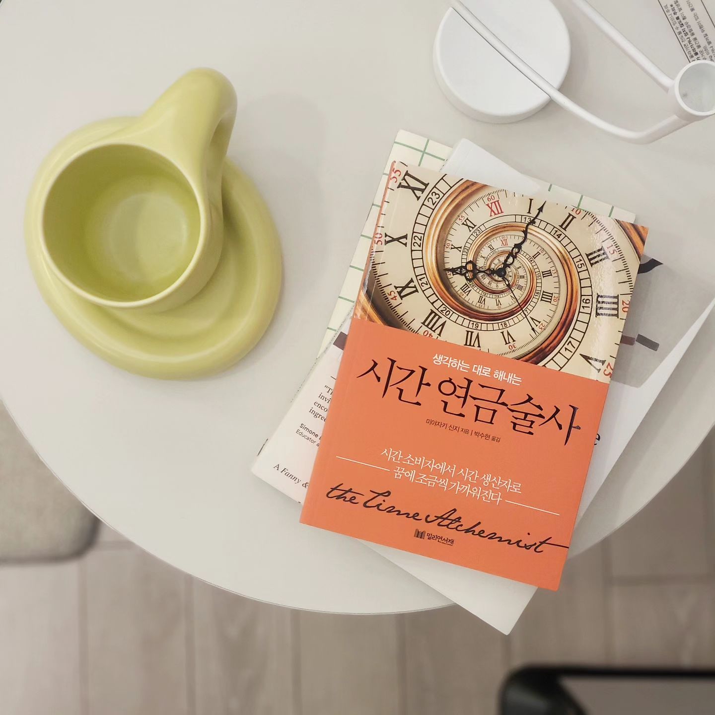 돈보다 시간흘러가는게 더 아깝다🤐
요즘엔 더더욱 그렇다
그래서 시간을 좀 의미있게 보내고 있는지
궁금하기도 해서 읽어본책

읽어보면 아는 내용이지만
평소에 간과하던 부분들이 많았다

시간관리 매트릭스 보면서
체크도 해봤고
시간에 대해 소중함을 느끼게 해주는책이었다😙
-
-
#책추천#시간관리#스케줄관리#시간이돈보다더소중하다#요즘많이느낀다#시간연금술사#베스트셀러#생객하는대로해내는시간연금술사#시간소비자에서#시간생산자로#꿈에조금씩가까워진다#주말시작
