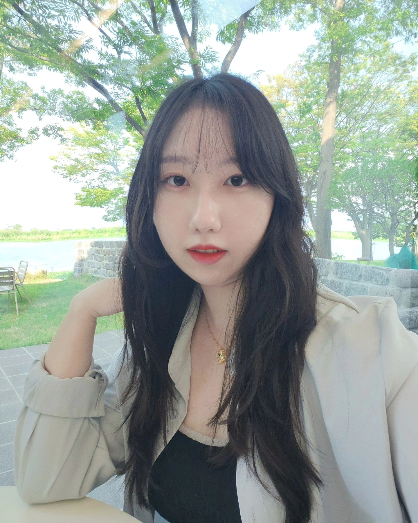 #식만동카페 #강서구카페 #흐른

낙동강 따라서 드라이브 하다가
신상카페처럼 보이는 곳 발견 🥰 
예쁜 카페 보이면 즉흥적으로 들어가기 〰️

카페 내부는 생각보다 크지 않았지만,
낙동강 뷰를 앉아서 바로 볼 수 있어 대만족💚
조명도 화사해서 셀카 찍어도 잘 나오더라구요!

카페 밖으로 가면 푸릇푸릇한 느낌 한가득💚
강변 산책로가 있어서 따라 걸을 수도 있어요!
실내보다 밖이 더 마음에 들었던 대형카페😊

서부산 쪽으로 대형카페 찾고 계신다면
카페 '흐른' 추천드려요‼️

🌟부산 강서구 식만로 112 흐른
매일 11:00 - 21:00 / 20:30 라스트오더
주차 가능(무료)

#부산대형카페 #부산카페추천 #서부산
#카페흐른 #부산카페투어 #식만동
#팔월이십육일월요일