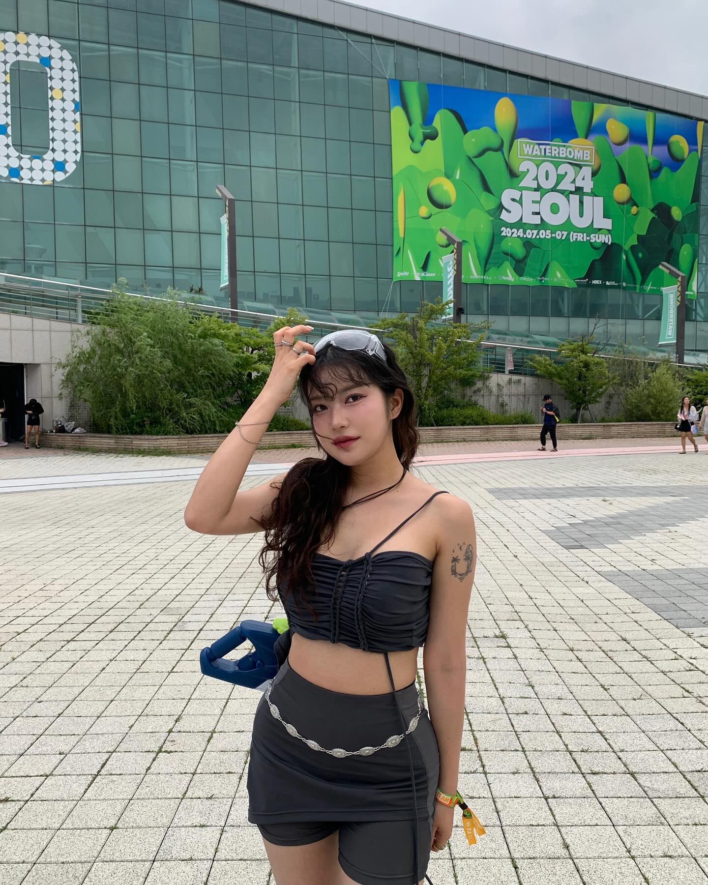 🔫🔫𝙅𝘼𝙔 𝙋𝘼𝙍𝙆.. 𝙎𝙤 𝙃𝙤𝙩..❤️‍🔥
기리보이 못본거 다 까먹고 .. . 내 기억 속엔 나띠 뿐
날 가져 ..
waterbomb_official 

#워터밤 #페스티벌 #박재범 #나띠 #키스오브라이프 #페스티벌룩