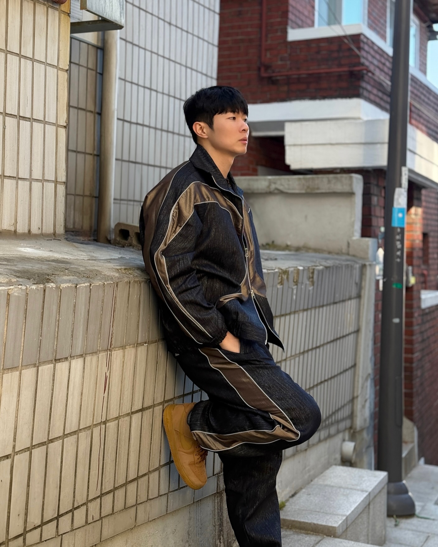 #협찬 tonsil_wear 

특별하고 싶은 날 💛🖤💛🖤✨

착용제품
✅톤슬)파이핑 데님 트레이닝 자켓 (골드)
✅톤슬)파이핑 데님 트레이닝 팬츠 (골드)

➕90년대 힙합과 스트릿 문화를 입힌 셋업😉
➕뒷골목 감성 제대로 뿜뿜. 간지 트레이닝 셋업
➕클래식한 스트릿 아이템을 화려한 골드 포인트와 데님으로😎
➕반항적인 이미지 담은 앞판 패턴 디자인👊🏻
➕데님 원단과 배색 원단, 3M 파이핑까지 빛나는 원단✨✨

#톤슬 #tonsil #골드코디 #블랙앤골드 #셋업 #남자트레이닝복 #남자셋업 #남자코디 #남자스트릿패션