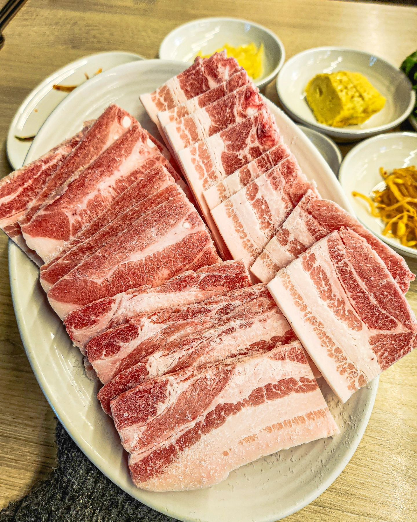 #협찬
주말에 고기가 먹고 싶어 동생이랑 간만에 외식 결정!
무려 석촌호수가 보이는 냉삼집이라뇨😆
퇴근하고 호다다다닥 달려가서 다행히 웨이팅은 피했지만
저희가 주문하고 나니 바로 웨이팅이 생기더라구요ㅎㅎ
저희는 삼겹살 2인분과 비빔국수를 주문했고
퇴근 후니까 맥주도 주문했습니당~~
기본찬으로 콩나물잡채, 계란말이,감자채볶음이 나오더라구요?
콩나물잡채 존맛이라 리필 무조건이구요!!!
계란말이는 구워서 따뜻하게 드세요!!!
냉삼은 그냥 소금장에 찍어먹어도 너무 맛있고
파절이에 쌈 싸먹어도 맛있어요ㅠㅠㅠ
파절이 맛있어서 리필했는데 양념이 진짜 존맛❤️
청국장을 많이 시켜먹는 것 같았지만
저희는 면이 땡겨 비빔국수로 주문 :)
와 이거 왜 안 드시는지? 매콤하고 새콤하고 다했어요ㅎㅎ
냉삼 싸먹으면 더 미친맛입니다요..🧡
고기 질도 좋아서 잡내도 안 나서 폭풍흡입 가능!
뷰도 좋고 맛도 좋아서 데이트하기에도 딱인 것 같아용
.
.
#석촌맛집 #석촌고기집 #잠실역고기집 #잠실역맛집 #잠실삼겹살맛집 #석촌호수맛집 #석촌호수공원맛집 #석촌호수고기집 #석촌호수삼겹살 #잠실역삼겹살 #석촌역고기집 #잠실맛집 #잠실고기집 #석촌데이트 #나리식당