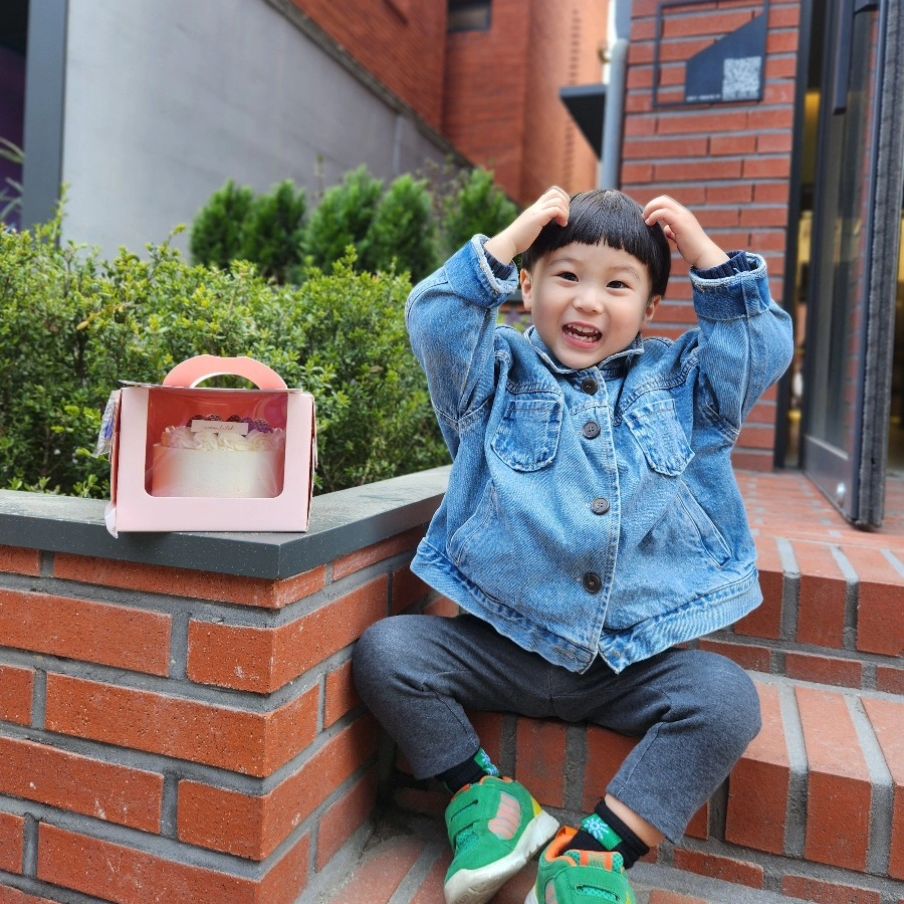 악ㅋㅋㅋㅋ
#귀요미

사진 찍자고 하면
#하트 날려주는 귀요미

이모가 예약해준
#크림라벨 #딸기케이크 픽업 다녀옴.

이모 덕분에 #성수케이크맛집 
다 먹어보네😍😍

#이모짱 
#남매일상 #애둘스타그램 
#현실남매 #흔한남매 #럽스타그램 
#애스타그램 #육아스타그램 
#막둥이 #애교쟁이 #개구쟁이 #육아기록