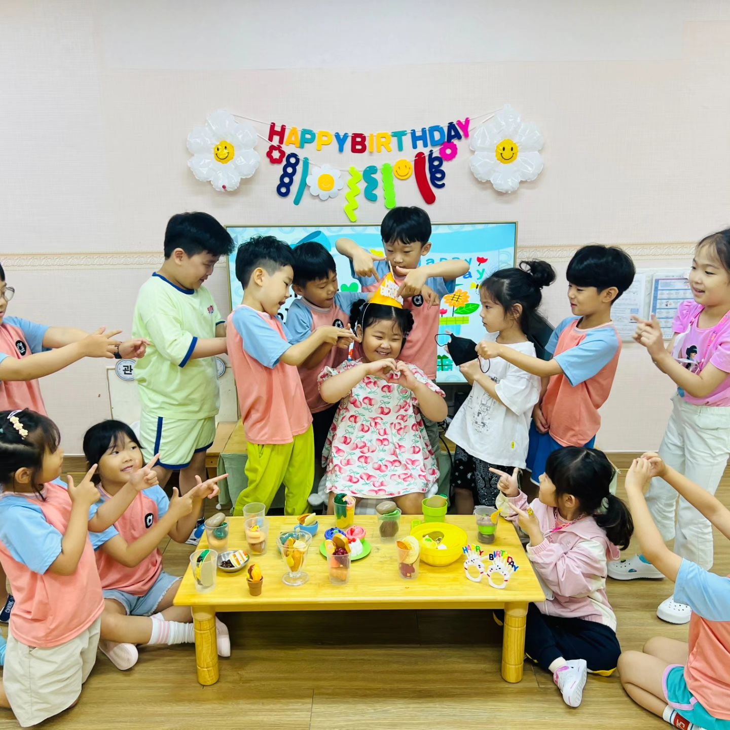유치원에서 생일파티에 꼬마선생님까지 해서
최고 행복했던 하루였다고 말해주는 울 이뿌니❤️

#딸스타그램#맘스타그램#생일파티#꼬마선생님#유치원
