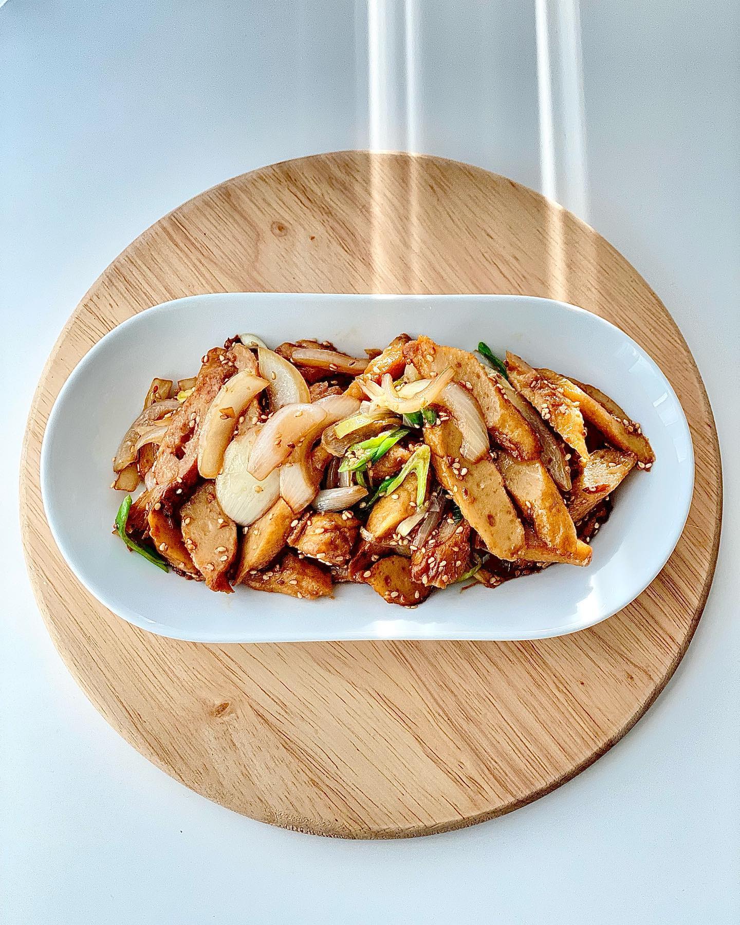 이번에 산 어묵이 왜이렇게 맛이없는지!!
쿠팡애서 마감세일해서 주문했는데
퍽퍽하고 밀가루맛밖에 나지않아
양념넣어 간장어묵볶음으로 재탄생!
그래도 이 밀가루맛은 어쩔수…

#간장어묵볶음 #어묵볶음 #오댕볶음 
#맛스타그램 #요리 #요리스타그램
#밑반찬 #간단반찬 #국민반찬