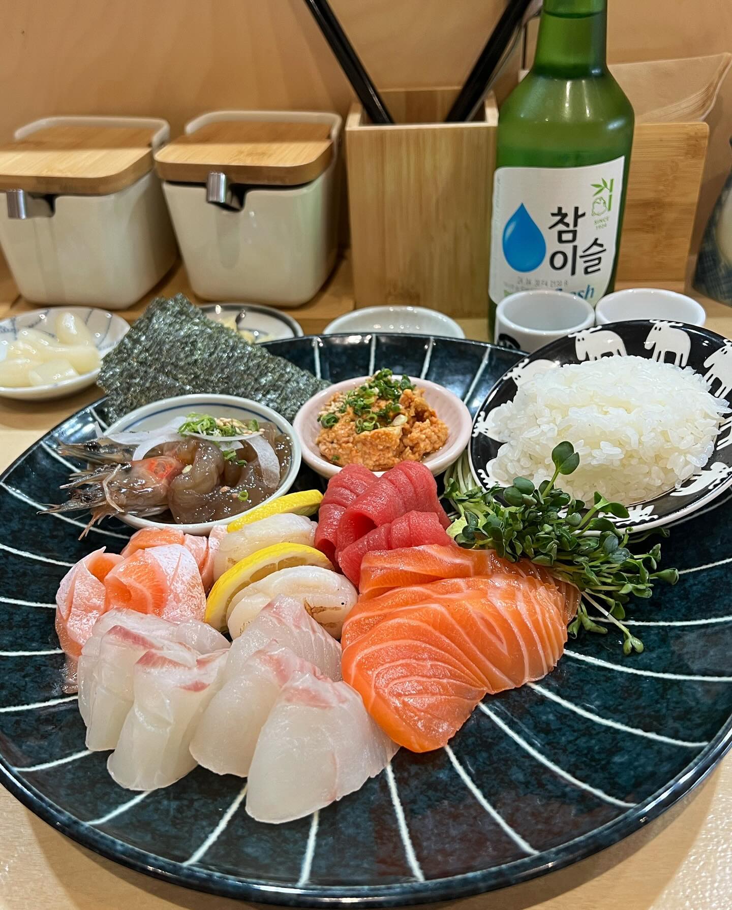 요즘 빠진 곳 ,, ❤️ 배달두 진짜 많이 먹고 가서고 먹고~
기성품 없는 수제 초밥 ! 녹는다 🫧🫧🫶🏻🫶🏻 사시미두 맛있고 올린 사진이 사시미 1인 ,,🤍🤍🤍 최고다
마포 공덕 근처 초밥 사시미집 찾으시면 추천드립니다😍

🫧고운특초밥 23,000원🫧
🫧사시미 23,000원🫧
🫧소주 얼마였더라,,,😨

#마포역 #마포역맛집 #용강동맛집 #공덕맛집 #마포초밥 #마포역사시미 #마포숙성회 #마포역숙성회 #용강동먹자골목 #마포스시맛집 #대흥역 #대흥역맛집 #고운초밥 #용강동고운초밥